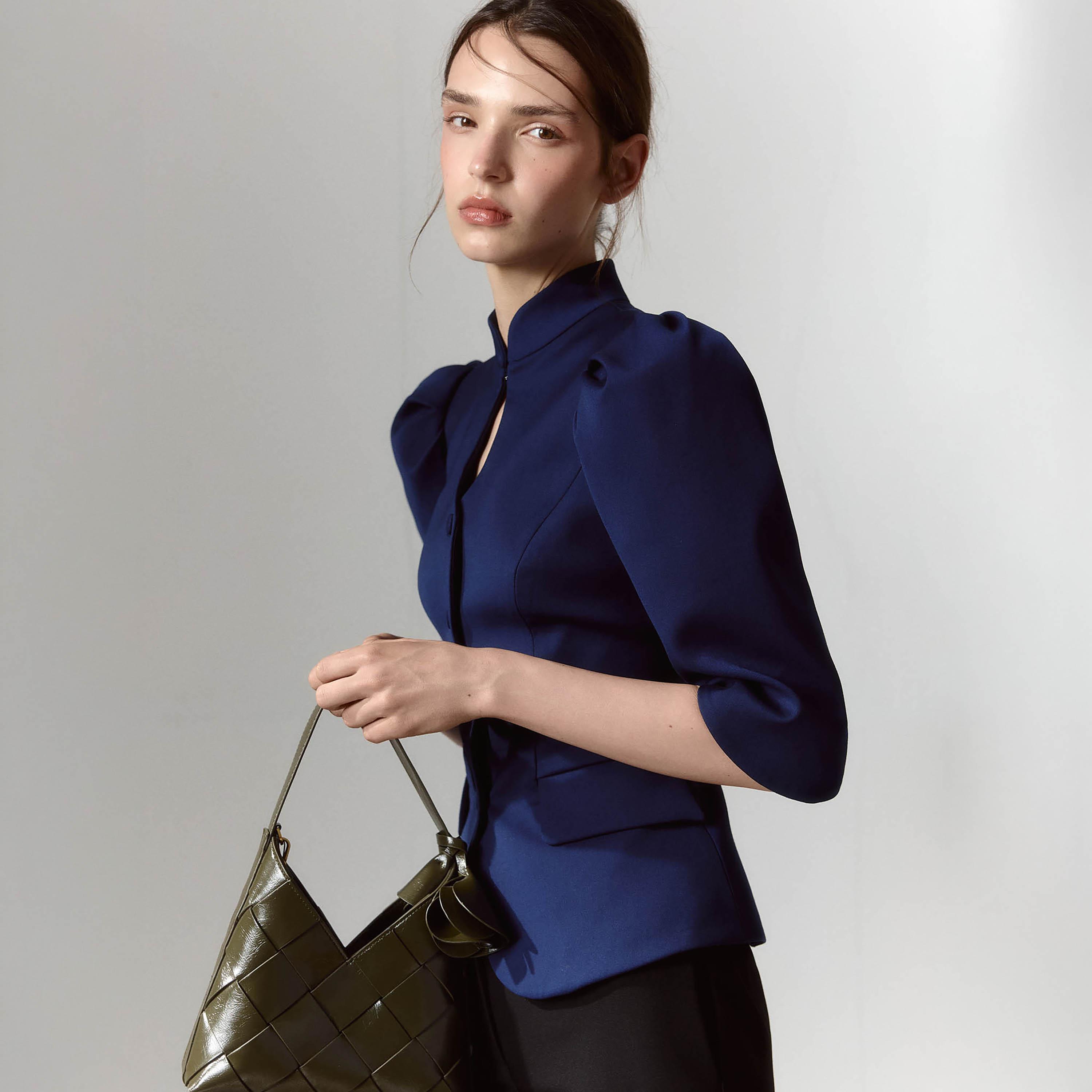 جاكيت بيبلوم حريمي بفتحة رقبة مفرغة وأكمام منتفخة من ليتشي-women-winterwear-coatsandjackets-jackets-image-3