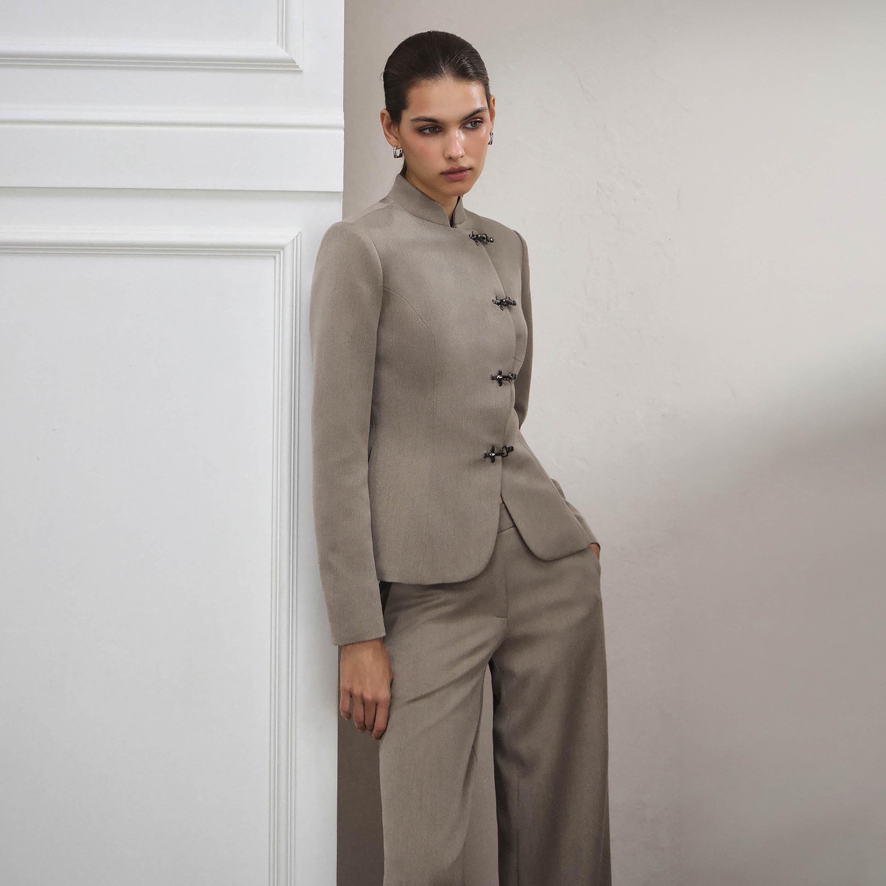 جاكيت بيبلوم حريمي بياقة ماندرين من ليتشي-women-winterwear-coatsandjackets-jackets-image-3