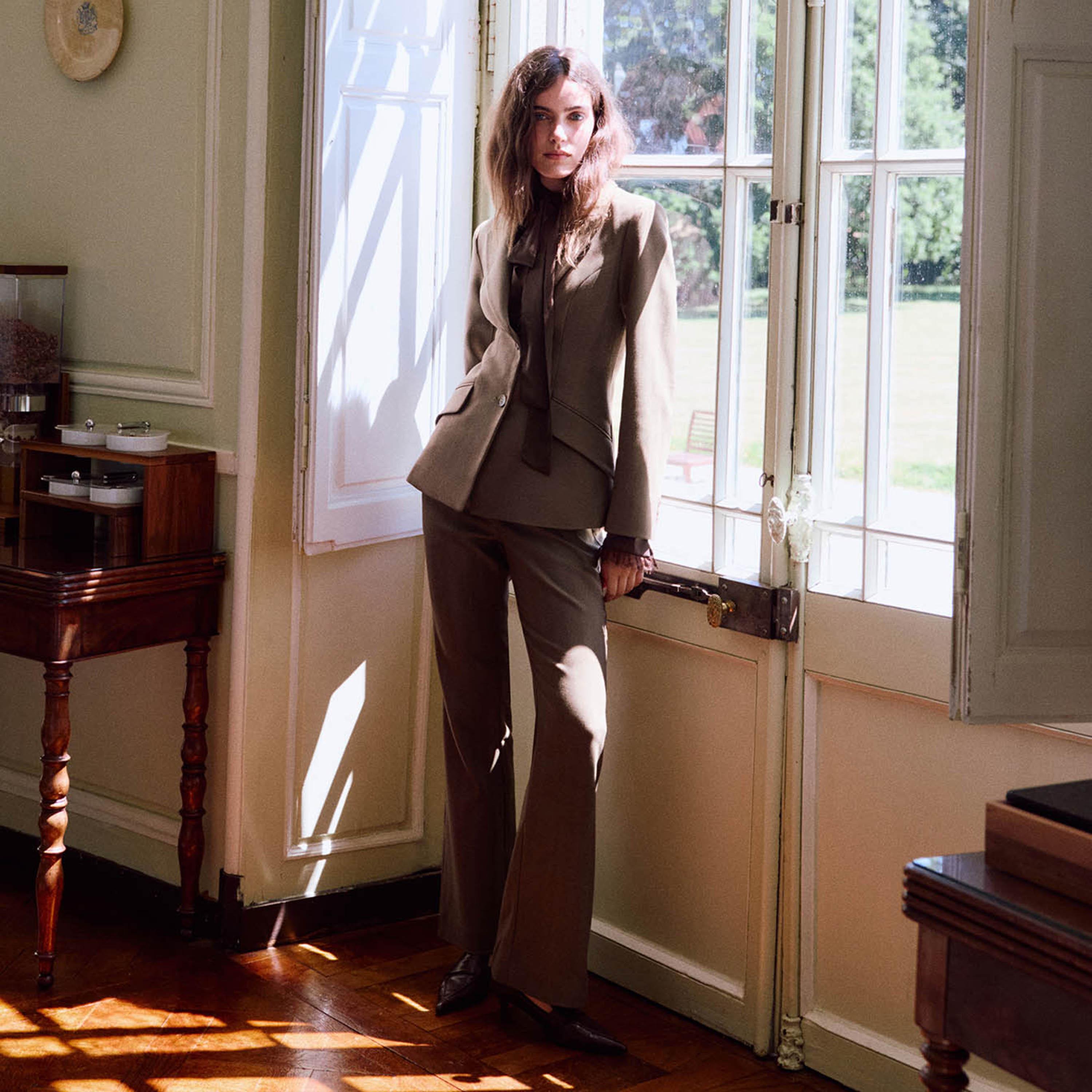 بلازر حريمي بني بياقة مطوية من ليتشي-women-clothing-coatsandjackets-blazers-image-2