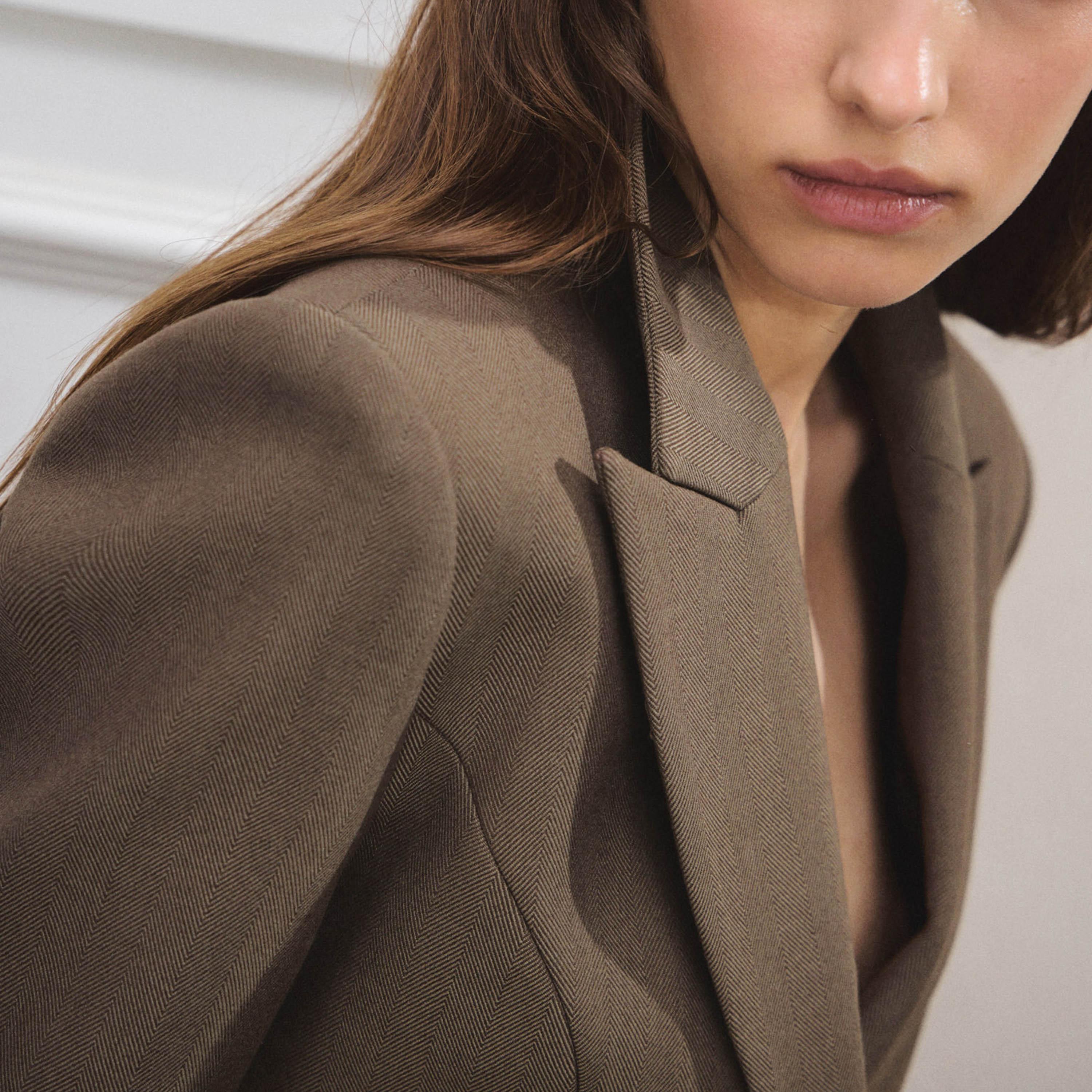 بلازر حريمي بني بياقة مطوية من ليتشي-women-clothing-coatsandjackets-blazers-image-4