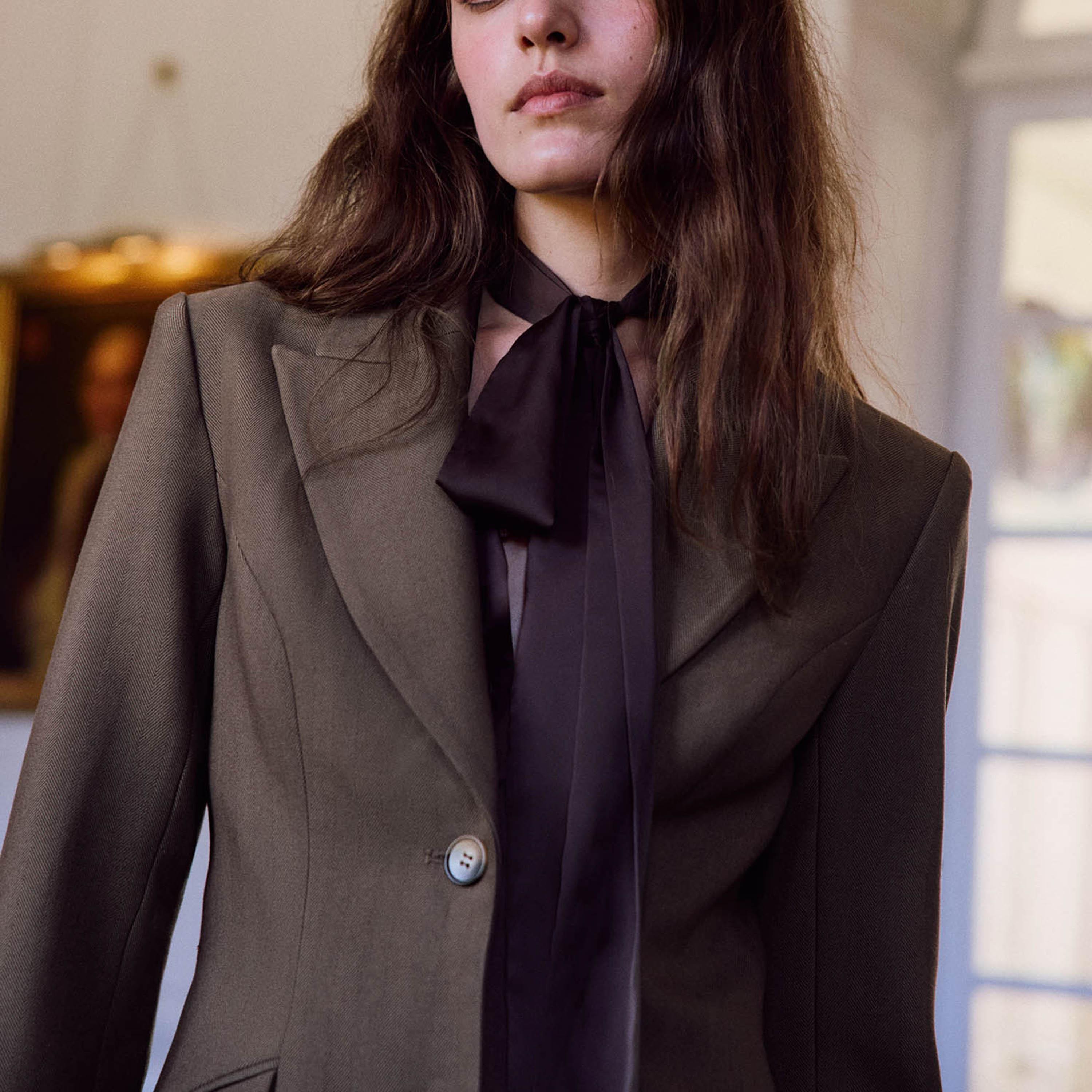 بلازر حريمي بني بياقة مطوية من ليتشي-women-clothing-coatsandjackets-blazers-image-5