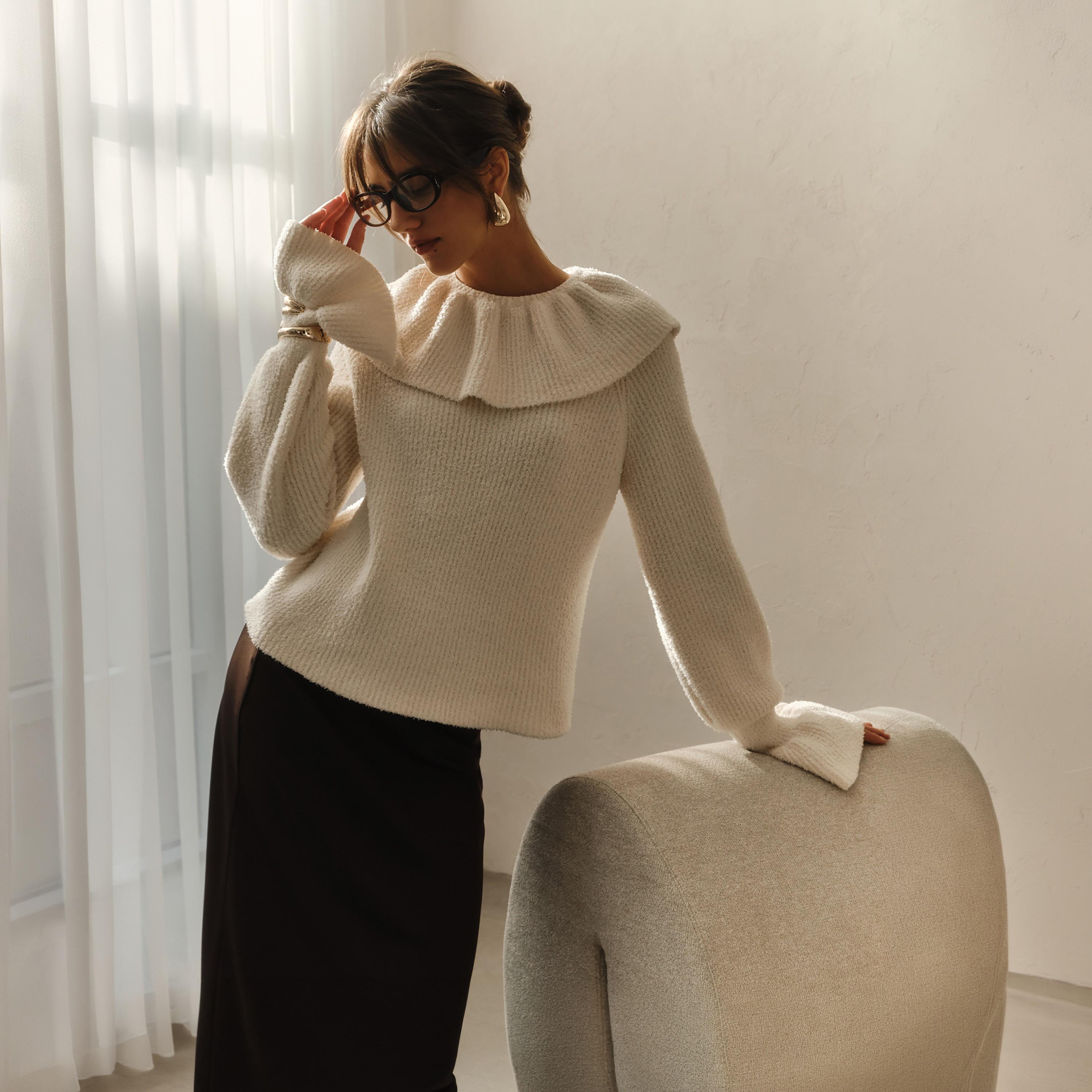 سويتر حريمي بملمس بارز وأكمام بيشوب باللون الكريمه من ليتشي-women-winterwear-cardigansandjumpers-jumpers-image-1