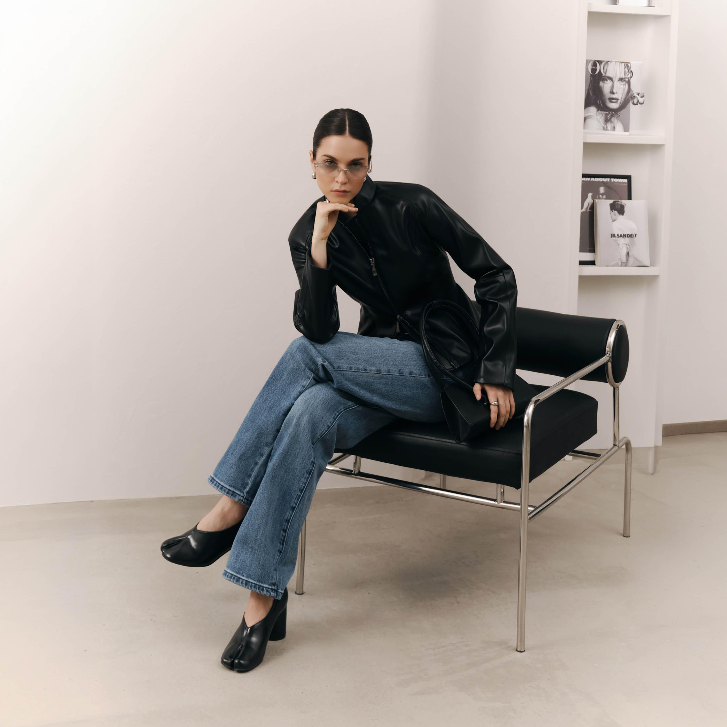 بنطال جينز نسائي بقصة مستقيمة بغسيل خفيف من ليتشي-women-clothing-bottoms-jeans-image-2