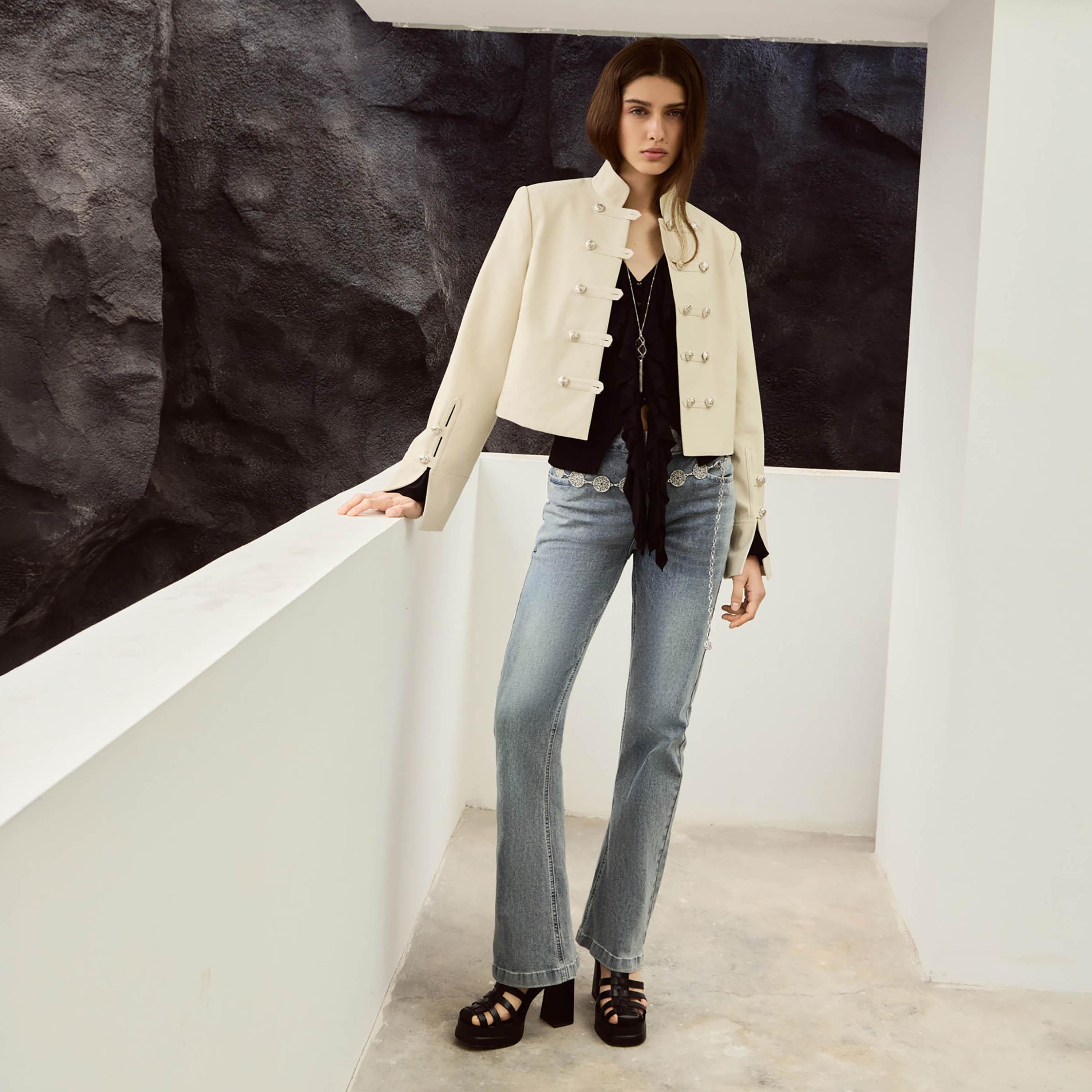 بنطال جينز نسائي بقصة مستقيمة بغسيل خفيف من ليتشي-women-clothing-bottoms-jeans-image-2