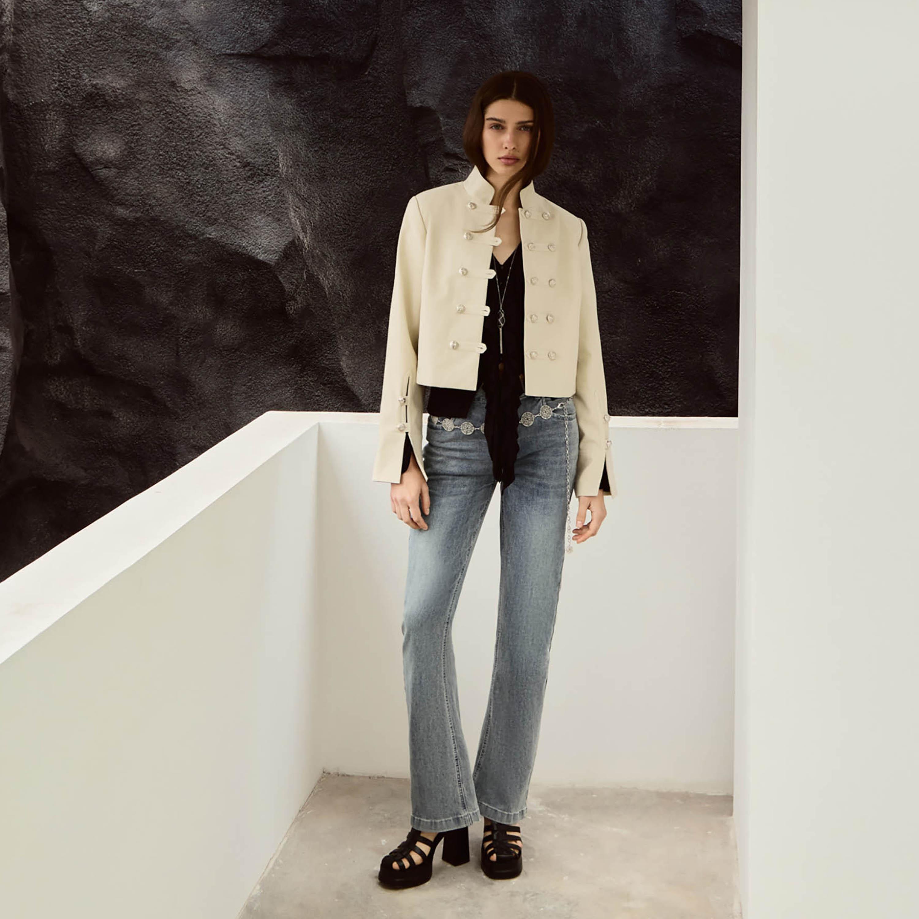 بنطال جينز نسائي بقصة مستقيمة بغسيل خفيف من ليتشي-women-clothing-bottoms-jeans-image-3