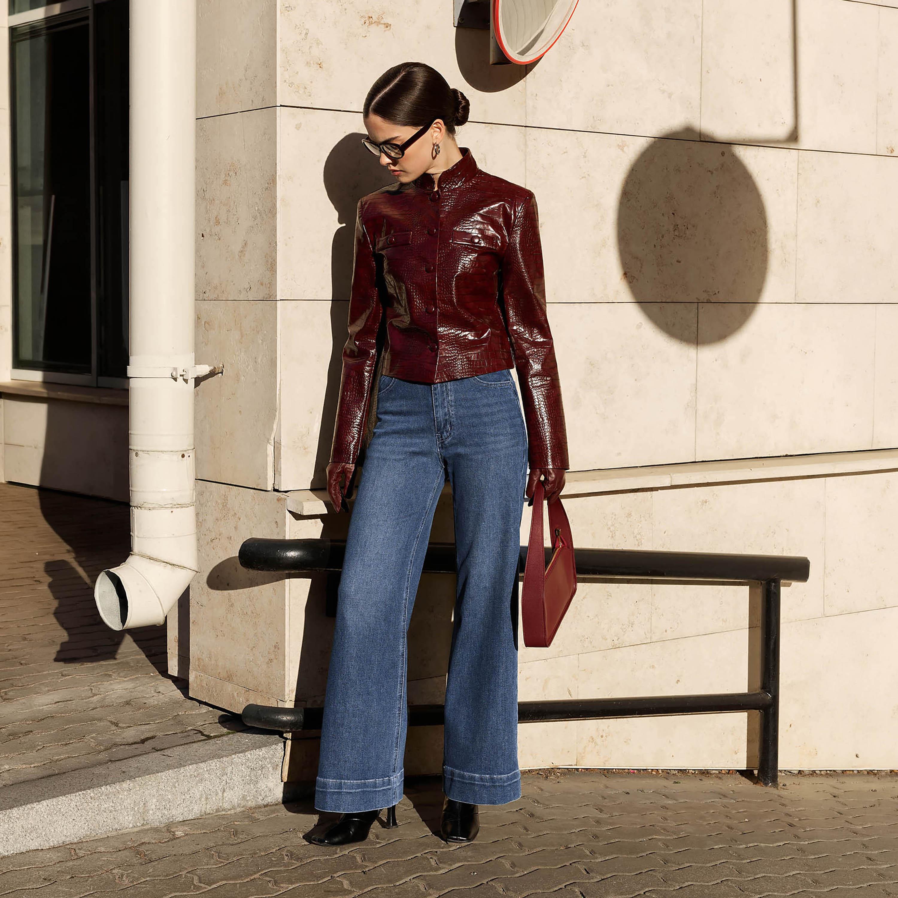 بنطال جينز نسائي بقصة بوت كات (شارلستون) بغسيل خفيف باللون الأزرق من ليتشي-women-clothing-bottoms-jeans-image-2