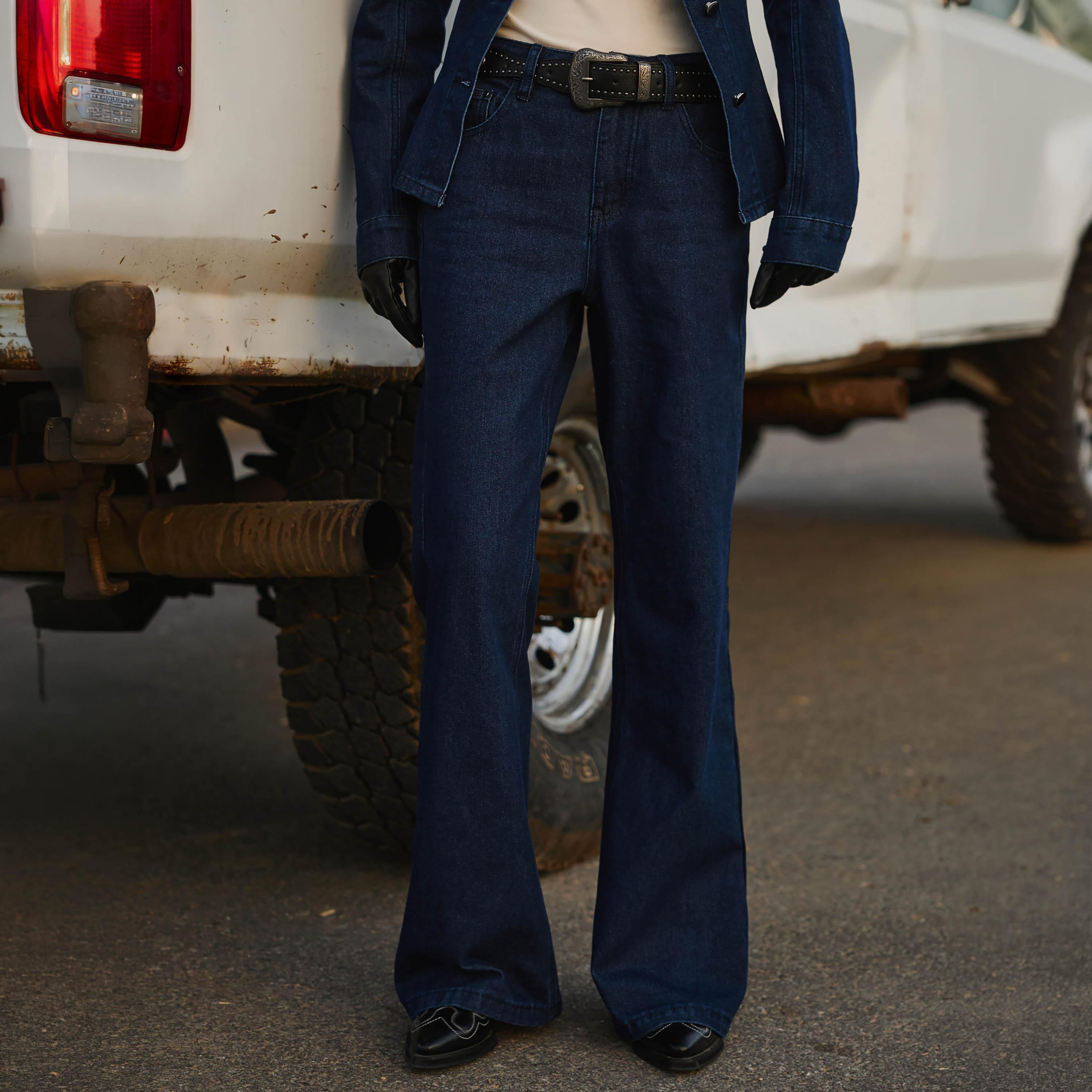 بنطال جينز نسائي بقصة بوت كات (شارلستون) باللون الكحلي من ليتشي-women-clothing-bottoms-jeans-image-1