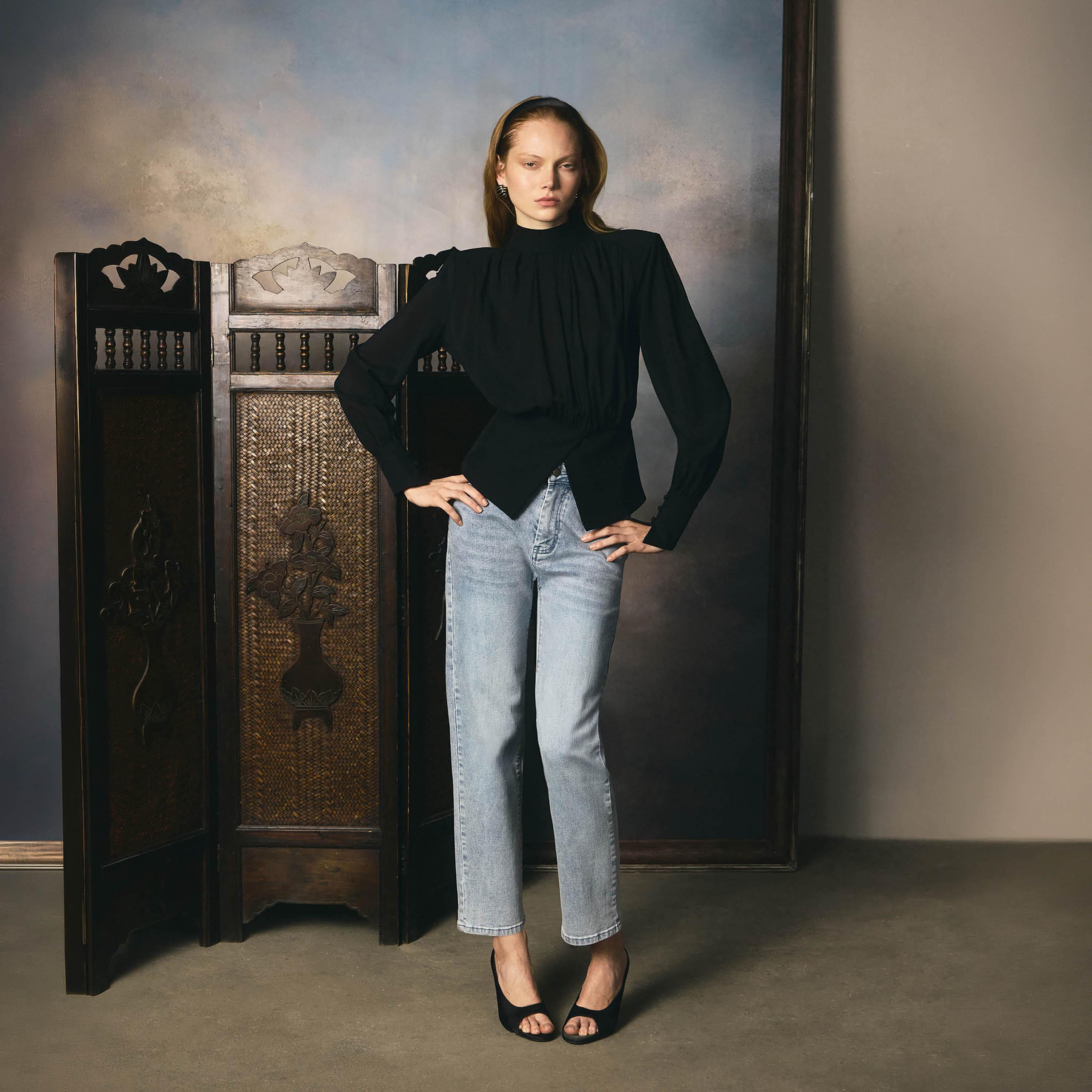 بنطال جينز نسائي بقصة مستقيمة بغسيل خفيف من ليتشي-women-clothing-bottoms-jeans-image-4