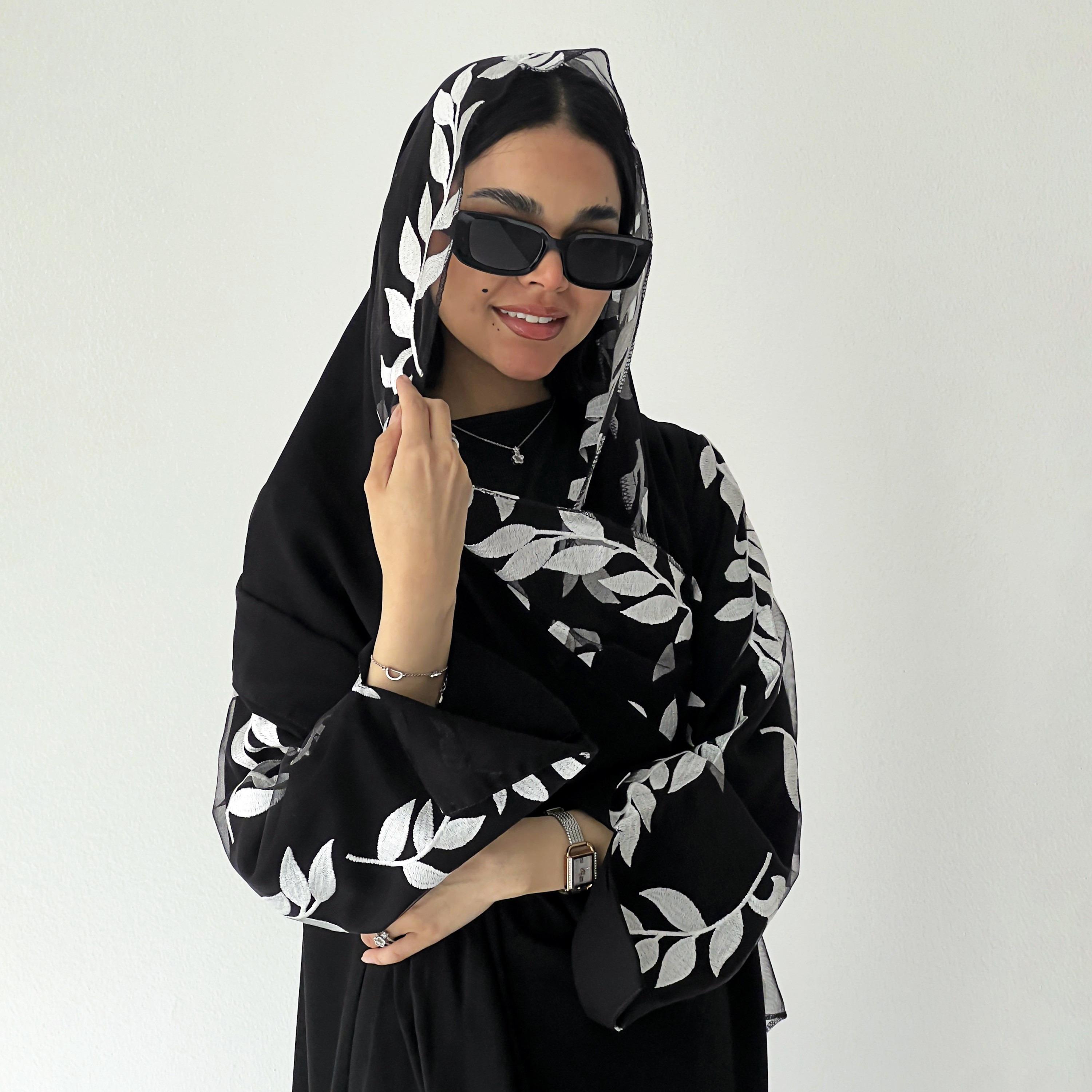 عباءة نسائية من الكريب الملكي بتطريز أوراق شجر "ليف" وأكمام بفتحة "سليت" مع حجاب من لوسين عباية-women-arabicclothing-abayas-image-3