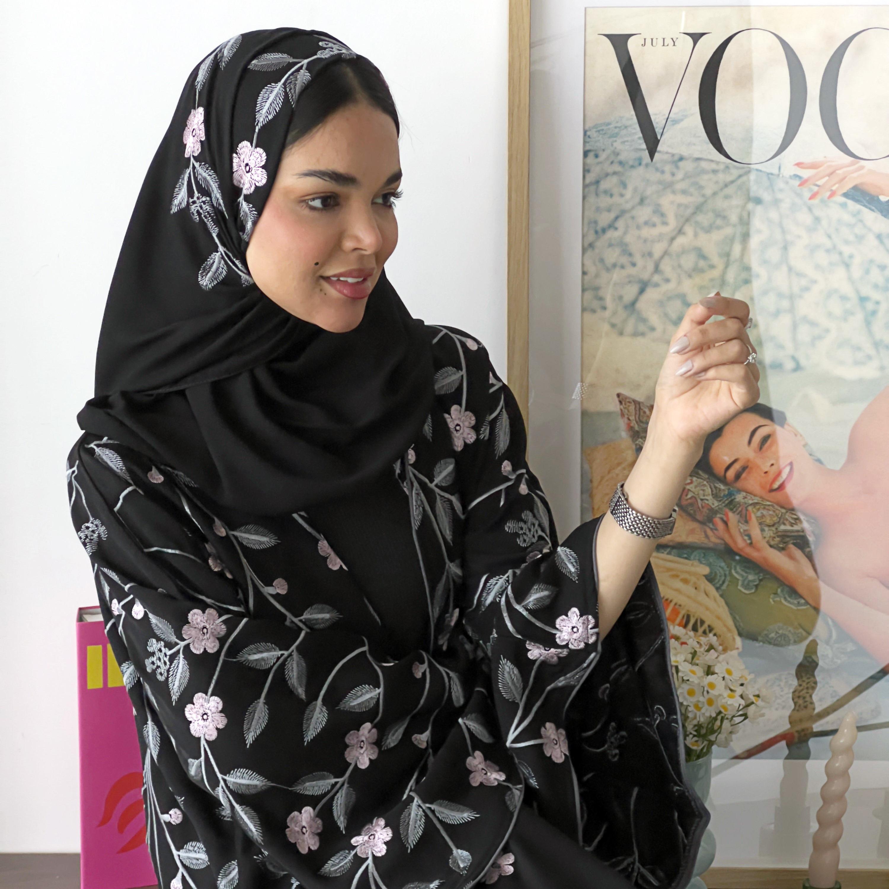عباءة نسائية من الكريب بتطريز "فلورال" زهور وأكمام "فليرد" واسعة مع حجاب من لوسين عباية-women-arabicclothing-abayas-image-2