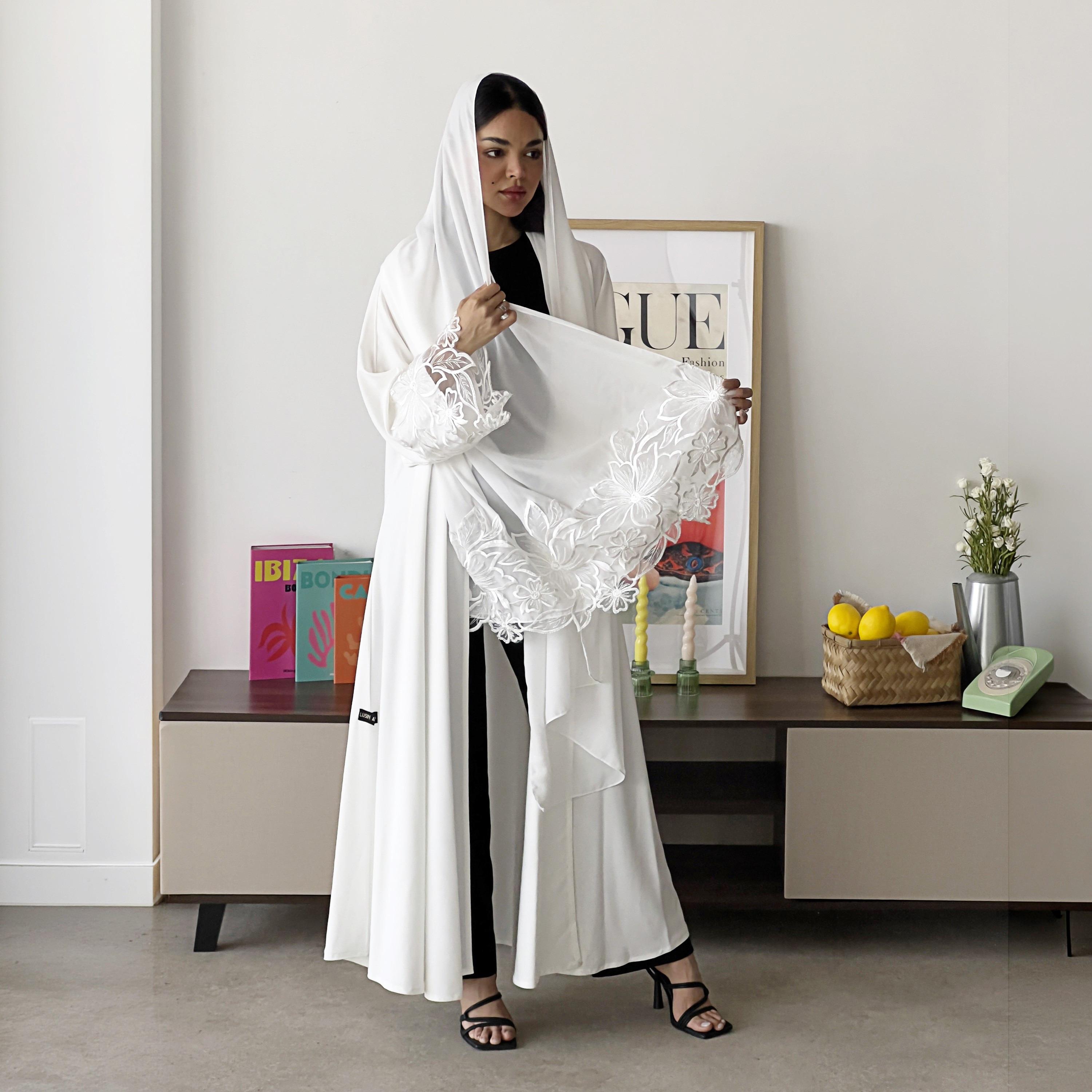 عباءة نسائية "فليرد" من الكريب بأكمام مطرزة وواسعة بلون أبيض مع حجاب من لوسين عباية-women-arabicclothing-abayas-image-1