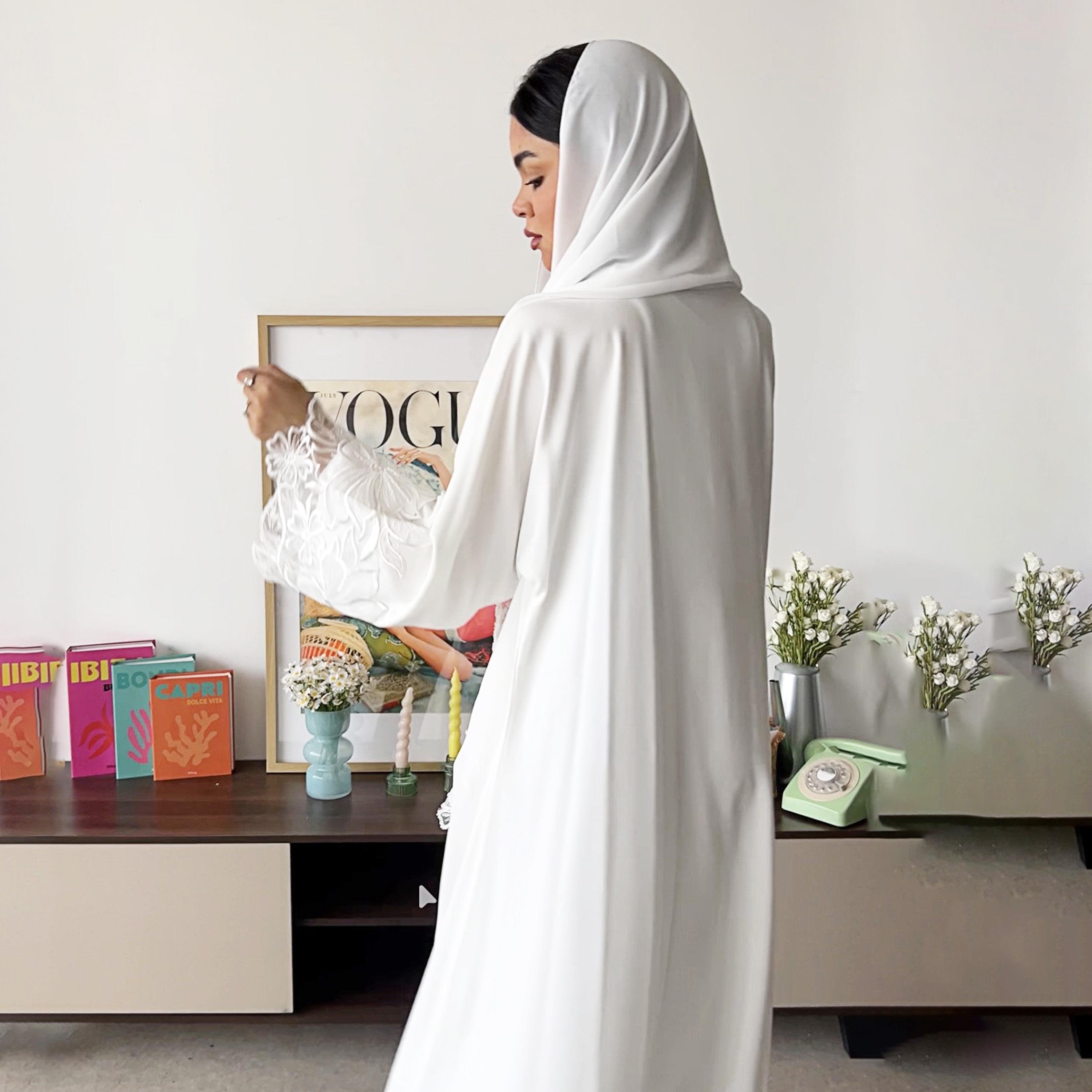 عباءة نسائية "فليرد" من الكريب بأكمام مطرزة وواسعة بلون أبيض مع حجاب من لوسين عباية-women-arabicclothing-abayas-image-3