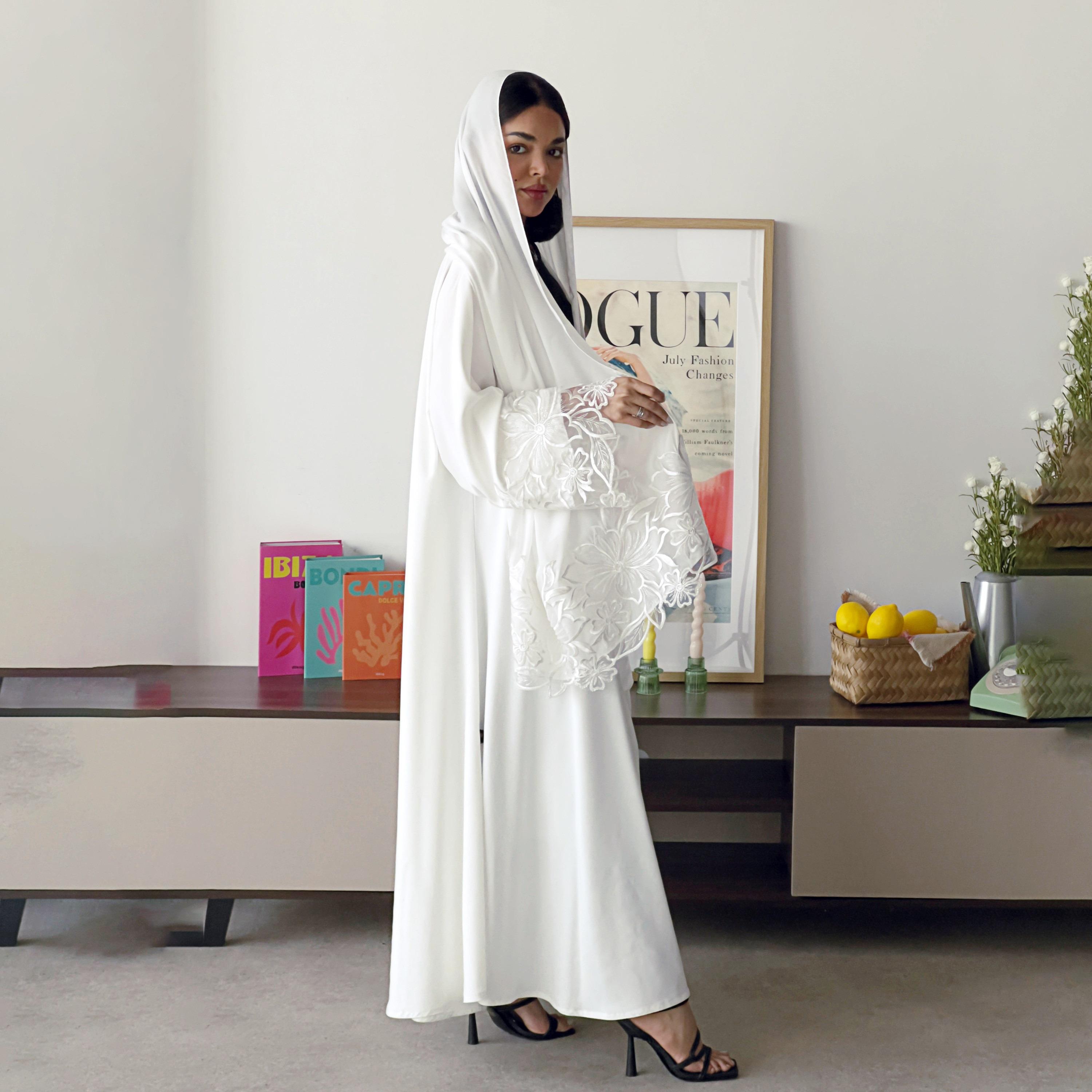 عباءة نسائية "فليرد" من الكريب بأكمام مطرزة وواسعة بلون أبيض مع حجاب من لوسين عباية-women-arabicclothing-abayas-image-4