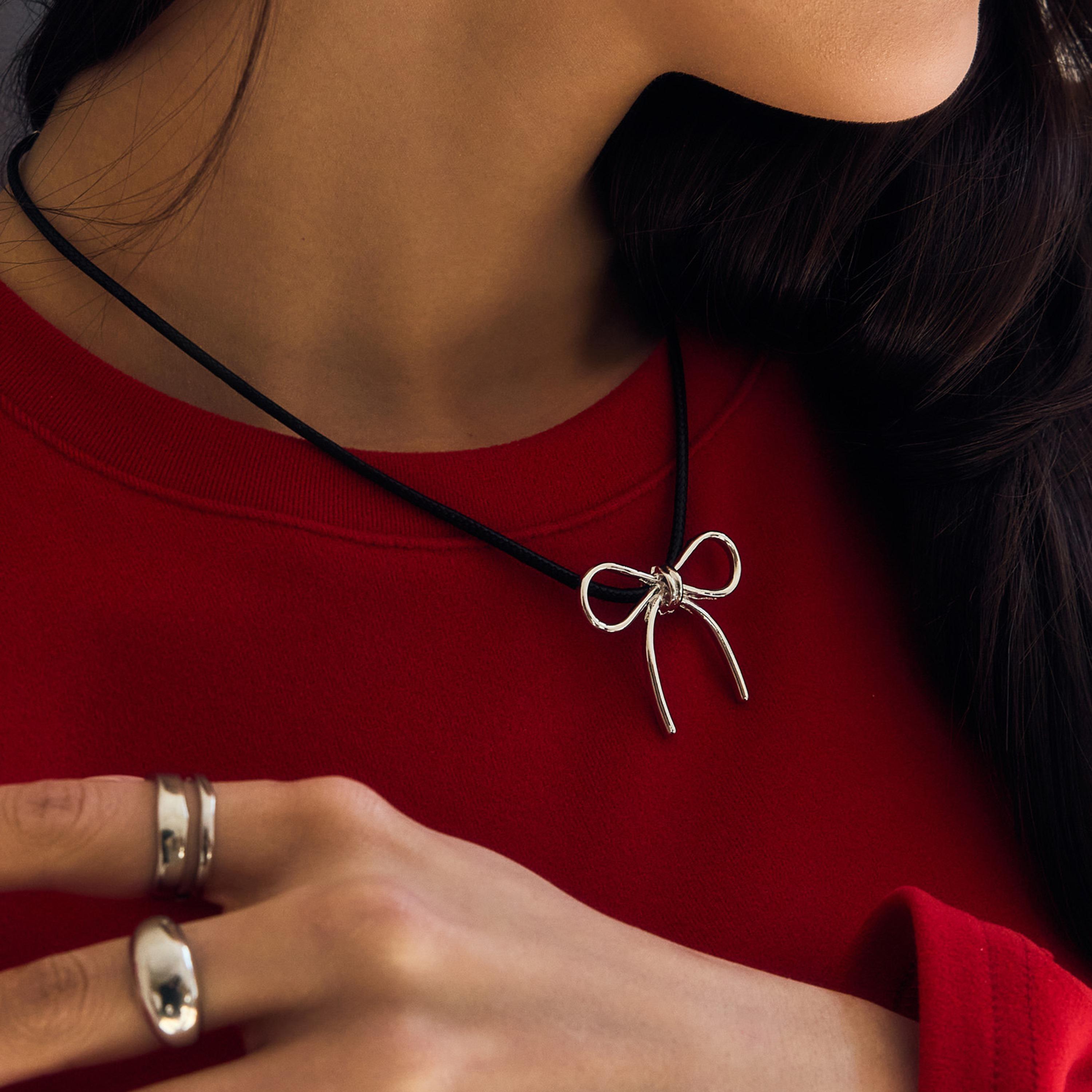 عقد ليتشي فضي بقلادة على شكل فيونكة للنساء من سبيكة النحاس | مقاس موحد | ncl0146-women-watchesandjewellery-jewellery-necklacesandpendants-image-2