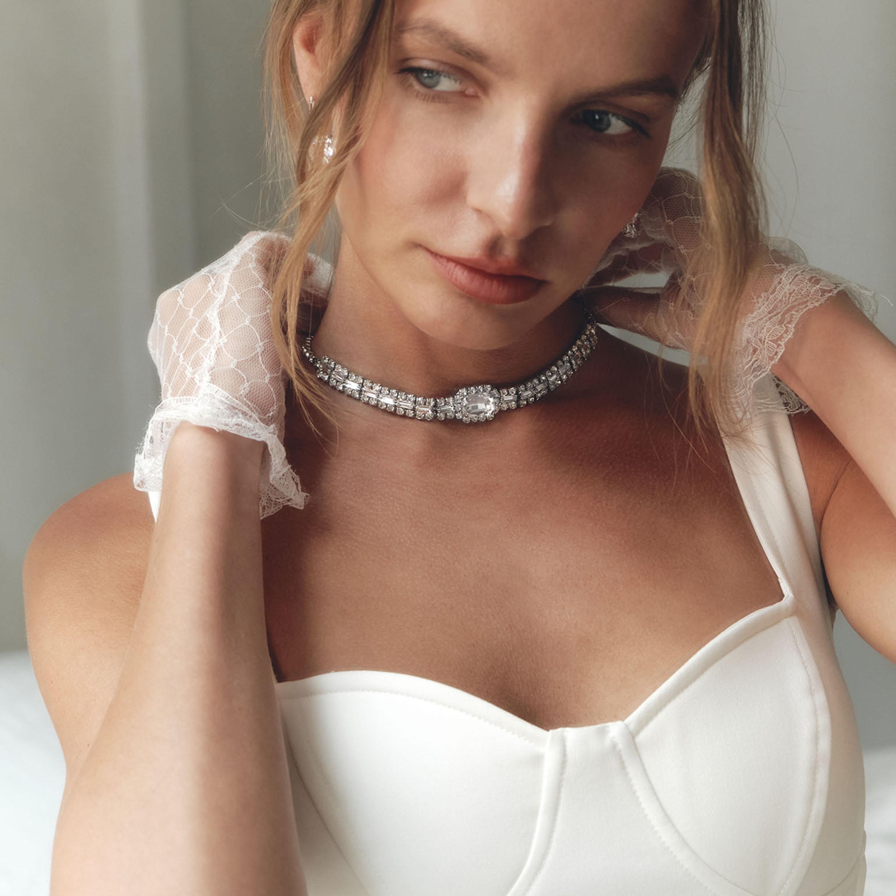 عقد تشوكر ليتشي فضي ببلورات للنساء من سبيكة الزنك | مقاس موحد | ncl0166-women-watchesandjewellery-jewellery-necklacesandpendants-image-1