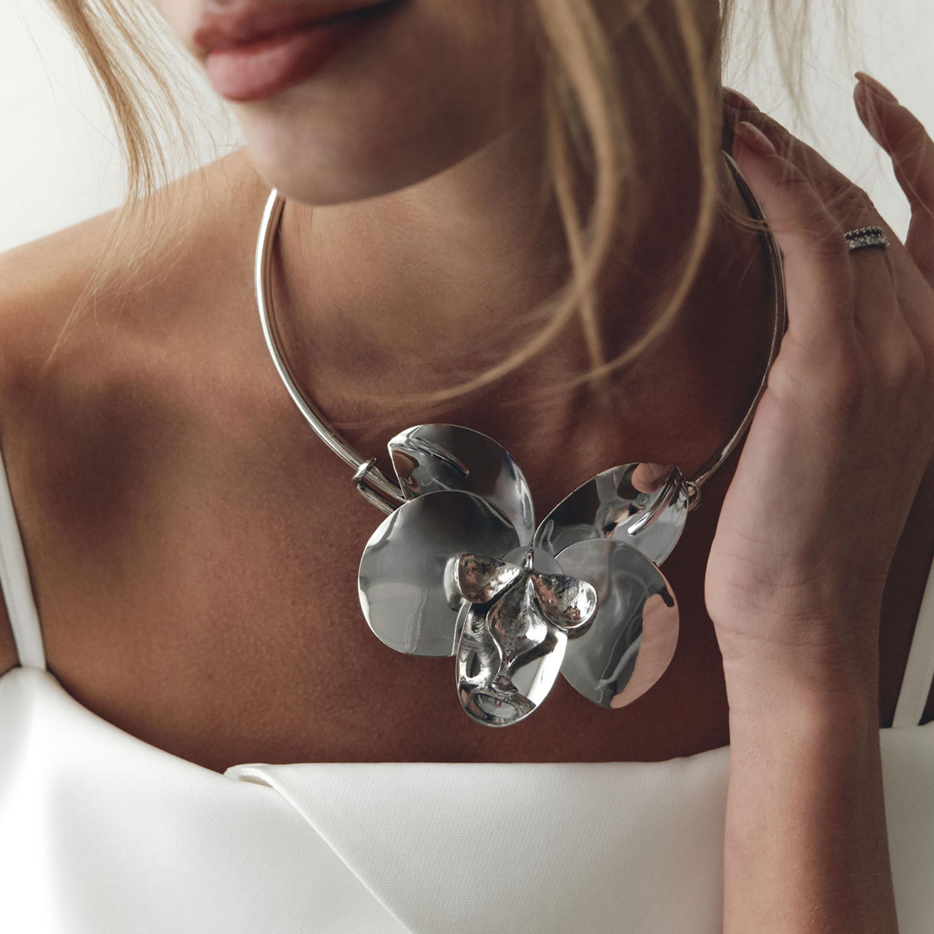 عقد ليتشي فضي بتصميم زهور بارزة للنساء من سبيكة الزنك | مقاس موحد | ncl0168-women-watchesandjewellery-jewellery-necklacesandpendants-image-1