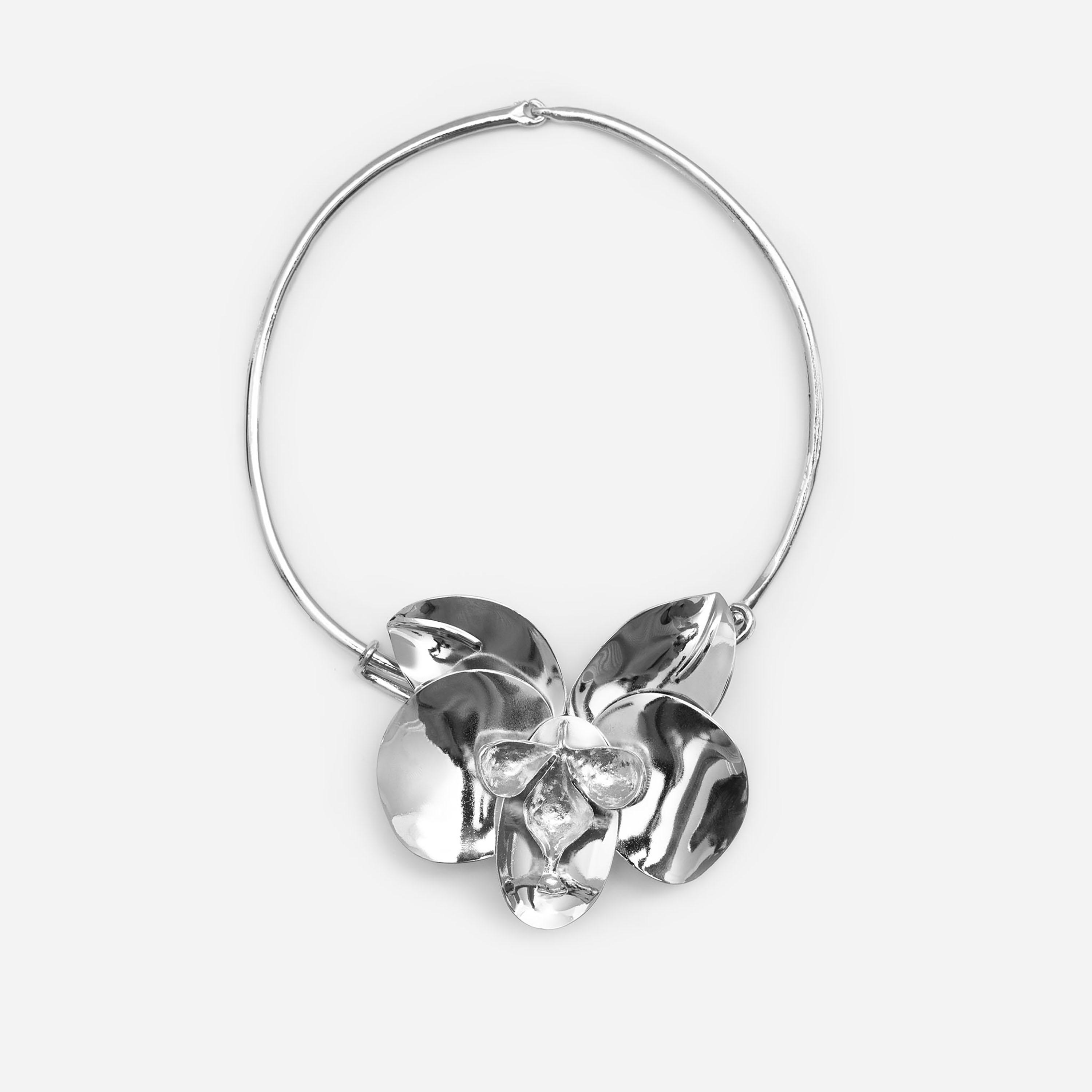 عقد ليتشي فضي بتصميم زهور بارزة للنساء من سبيكة الزنك | مقاس موحد | ncl0168-women-watchesandjewellery-jewellery-necklacesandpendants-image-2