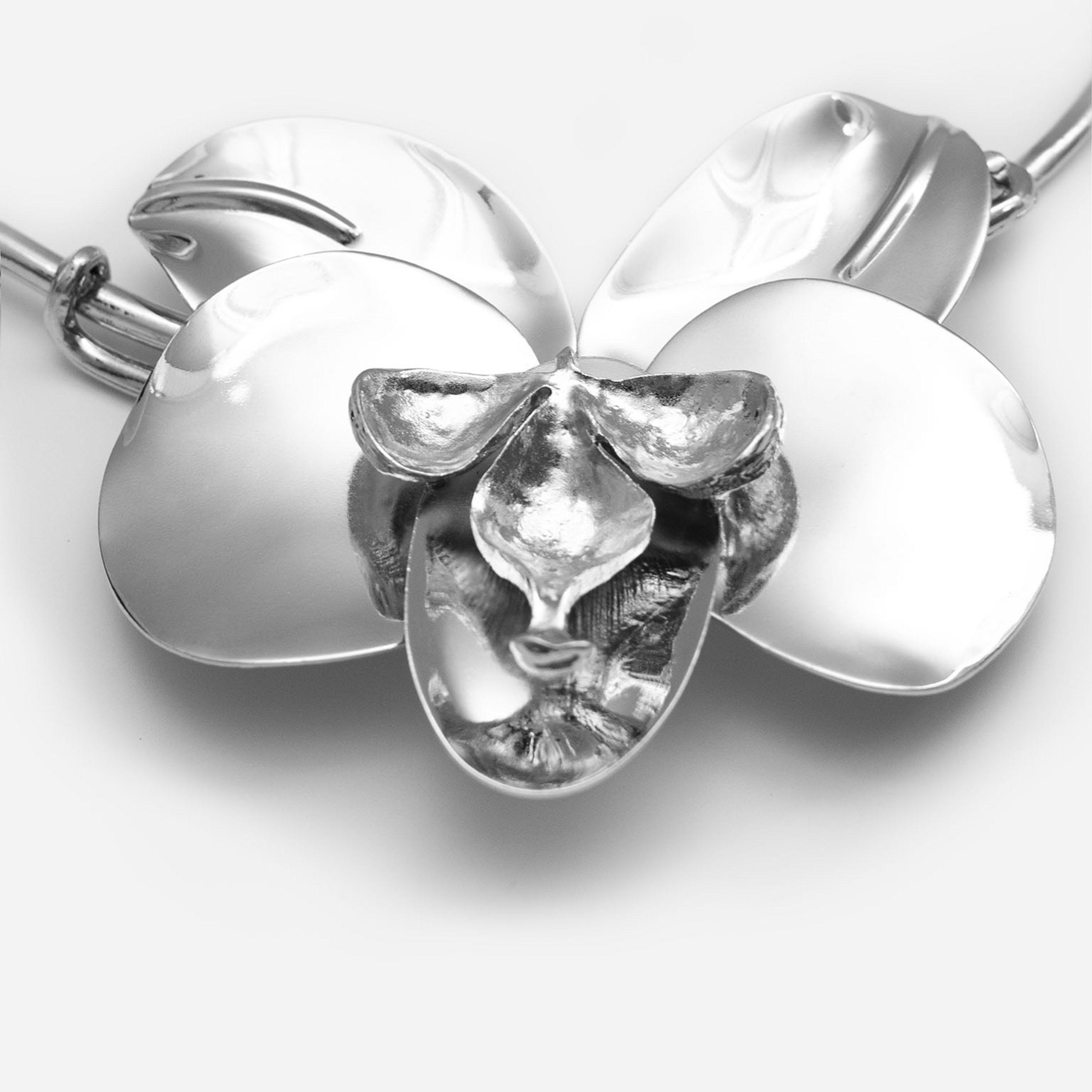 عقد ليتشي فضي بتصميم زهور بارزة للنساء من سبيكة الزنك | مقاس موحد | ncl0168-women-watchesandjewellery-jewellery-necklacesandpendants-image-3