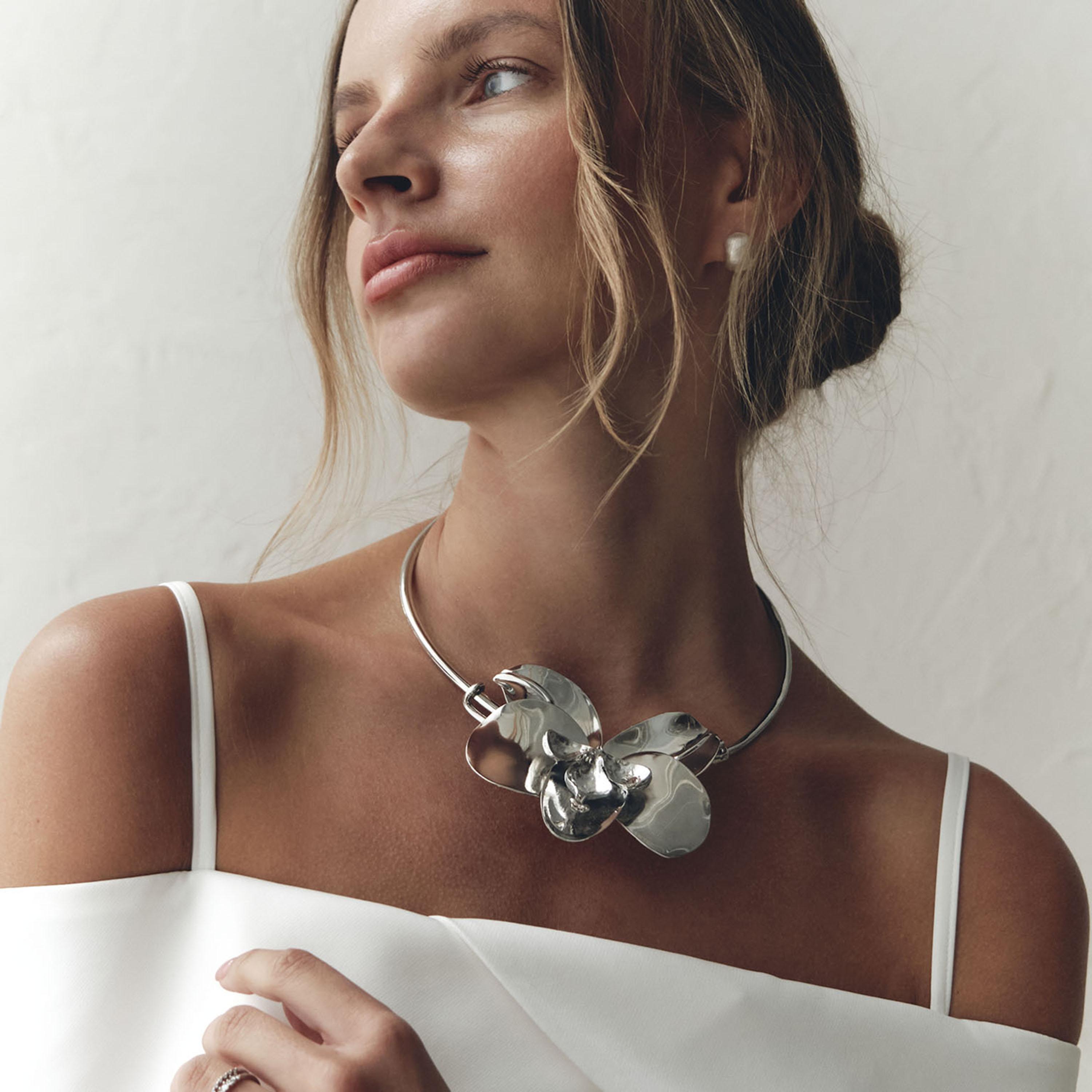 عقد ليتشي فضي بتصميم زهور بارزة للنساء من سبيكة الزنك | مقاس موحد | ncl0168-women-watchesandjewellery-jewellery-necklacesandpendants-image-4