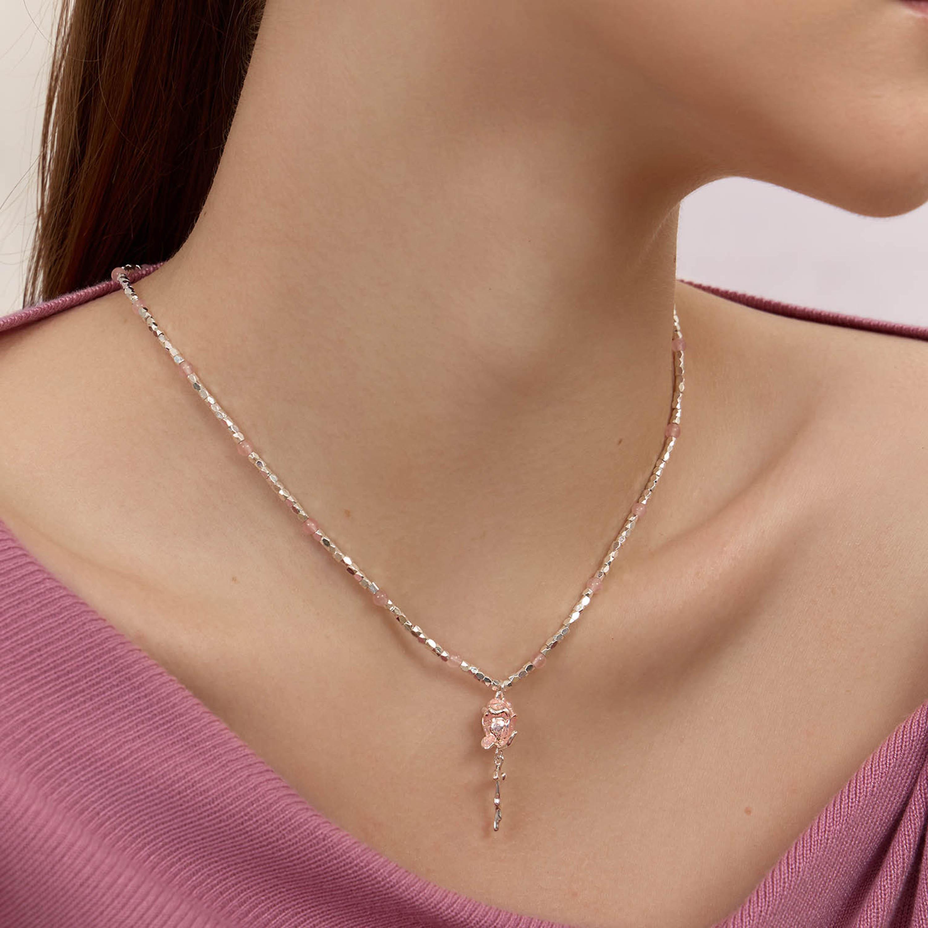 عقد بقلادة زهور وردية ليتشي للنساء من الستانلس ستيل | مقاس موحد | ncl0265-women-watchesandjewellery-jewellery-necklacesandpendants-image-4