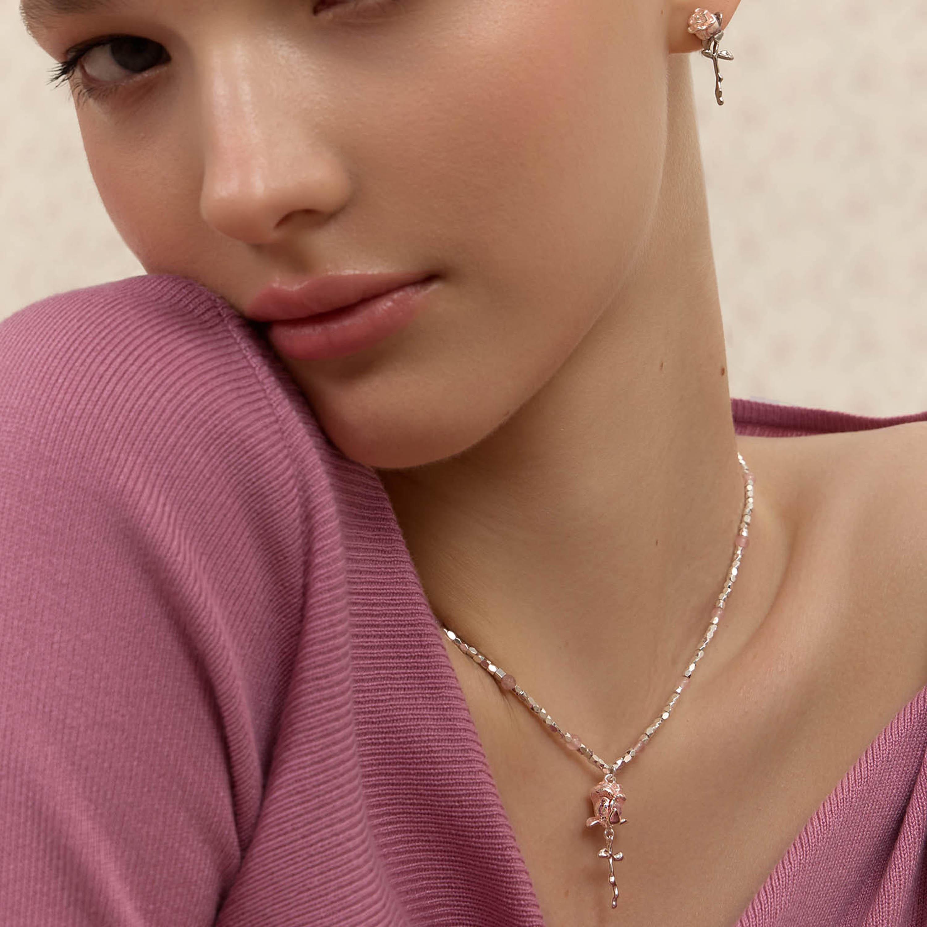 عقد بقلادة زهور وردية ليتشي للنساء من الستانلس ستيل | مقاس موحد | ncl0265-women-watchesandjewellery-jewellery-necklacesandpendants-image-5