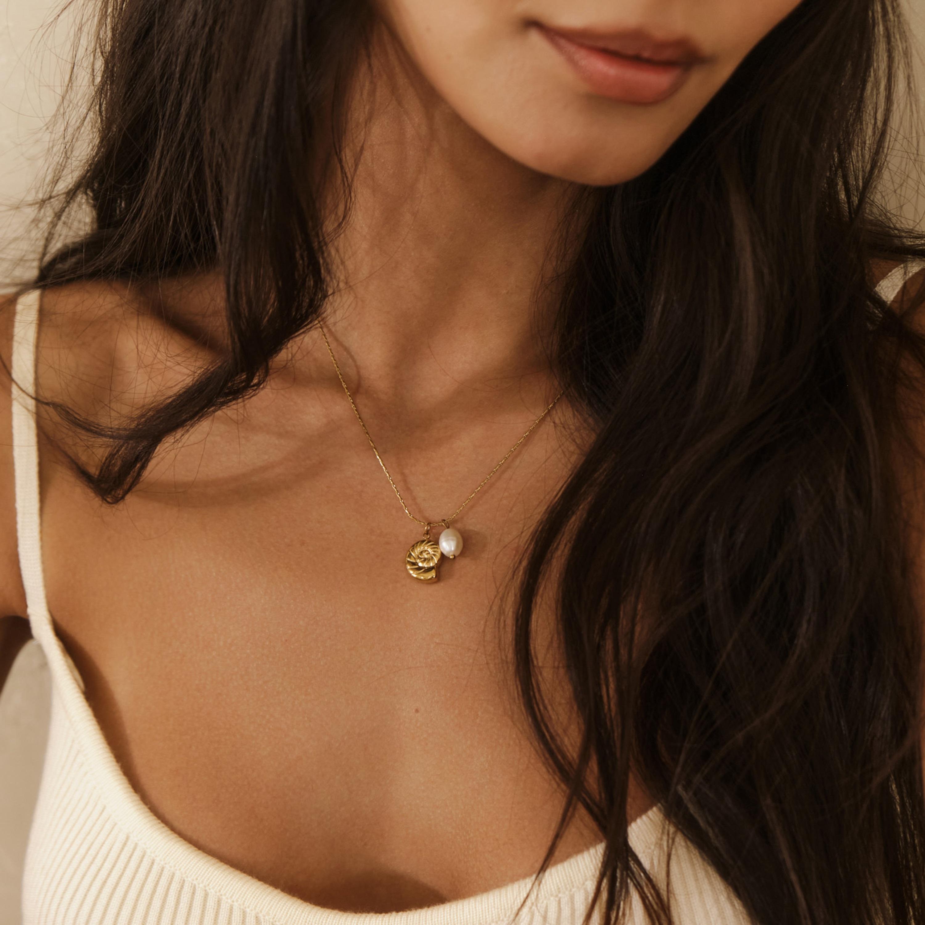 عقد بقلادة لؤلؤ ليتشي ذهبي من الستانلس ستيل | مقاس موحد | ncl0301-women-watchesandjewellery-jewellery-necklacesandpendants-image-1