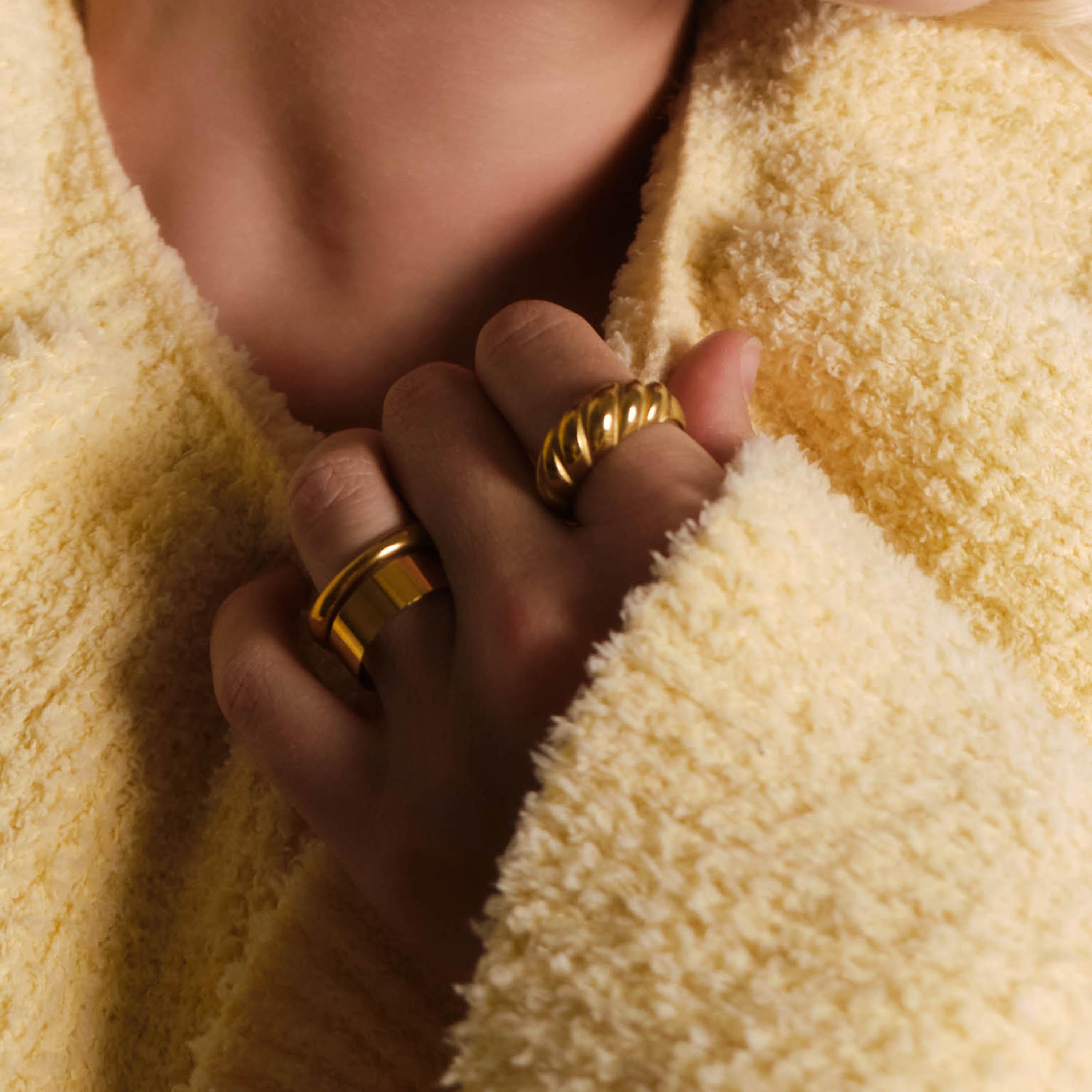 خواتم ليتشي ذهبية بارزة الملمس للنساء من الستانلس ستيل | ring174-women-watchesandjewellery-jewellery-rings-image-1
