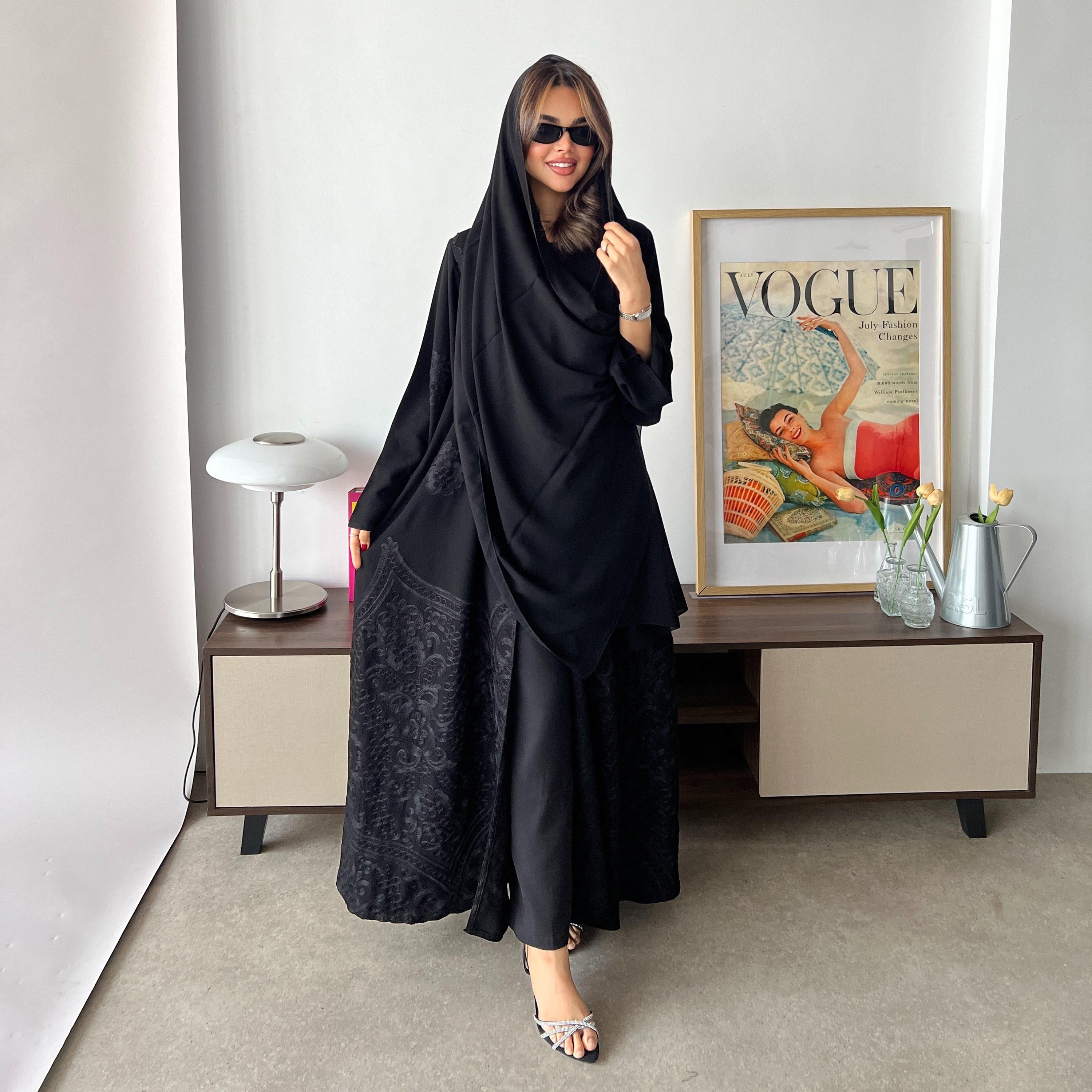 عباية سهرة حريمي سوداء مطرزة بتطريز شانيل بأكمام واسعة قماش كريب رويال مع حجاب من لوسين-women-arabicclothing-abayas-image-1