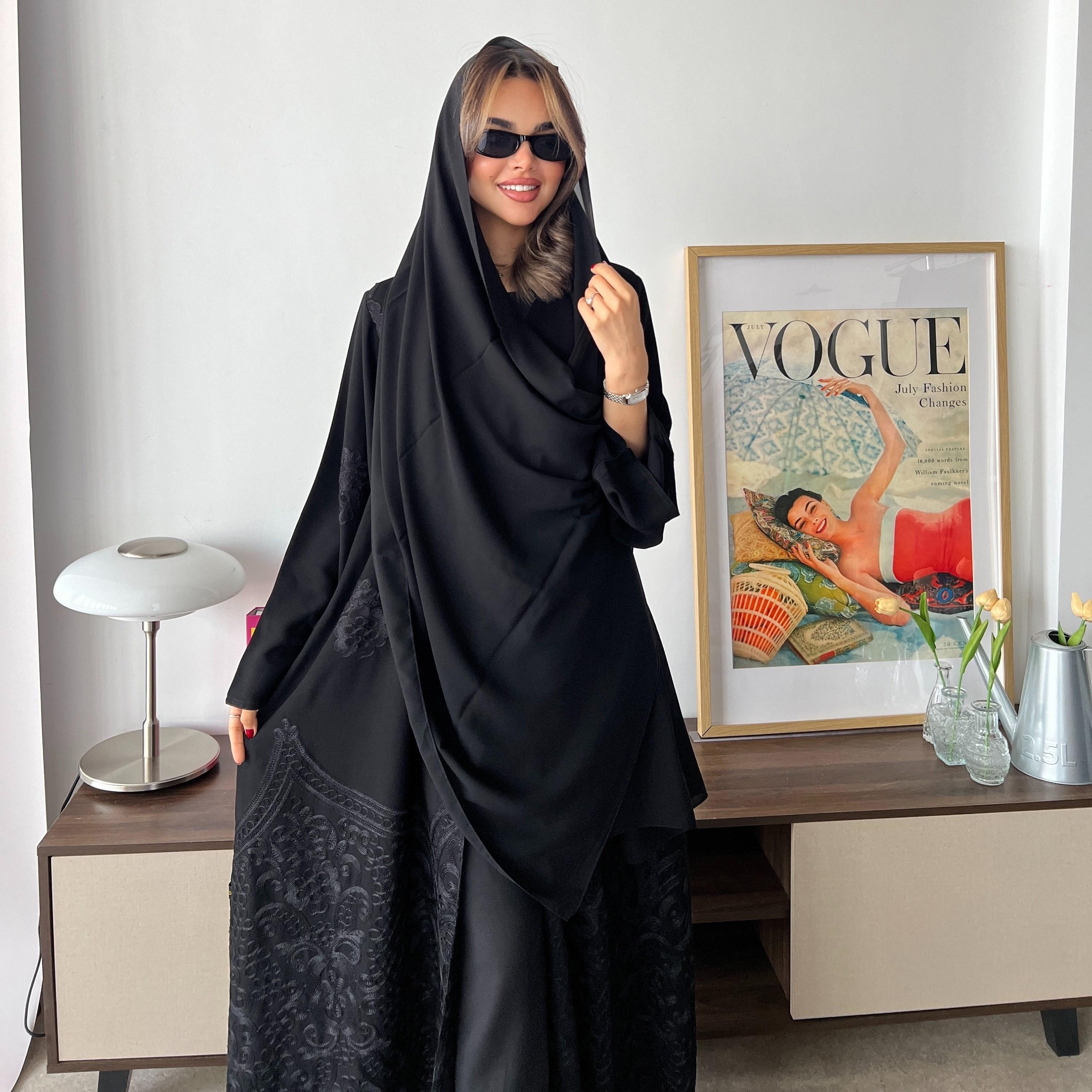 عباية سهرة حريمي سوداء مطرزة بتطريز شانيل بأكمام واسعة قماش كريب رويال مع حجاب من لوسين-women-arabicclothing-abayas-image-2