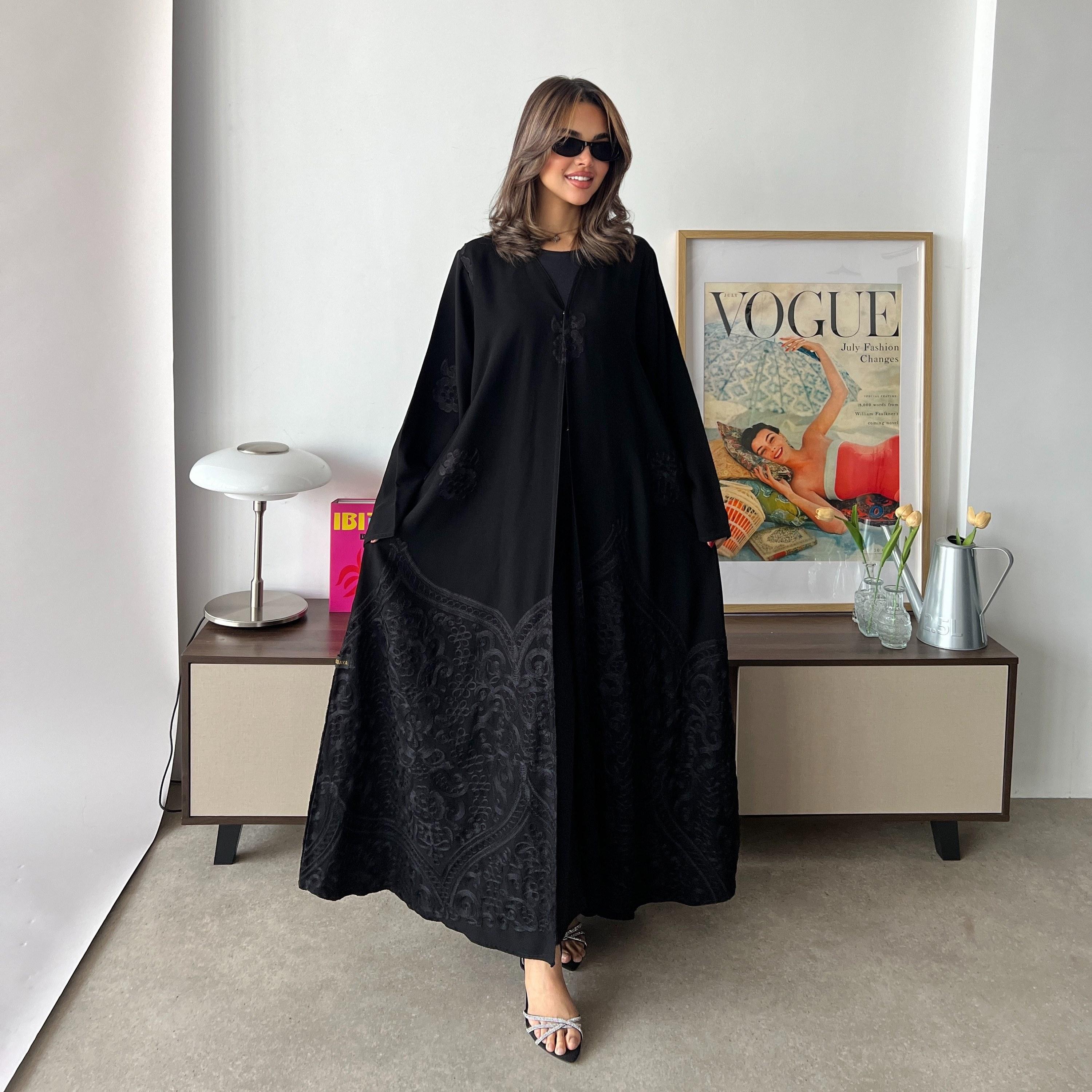 عباية سهرة حريمي سوداء مطرزة بتطريز شانيل بأكمام واسعة قماش كريب رويال مع حجاب من لوسين-women-arabicclothing-abayas-image-4