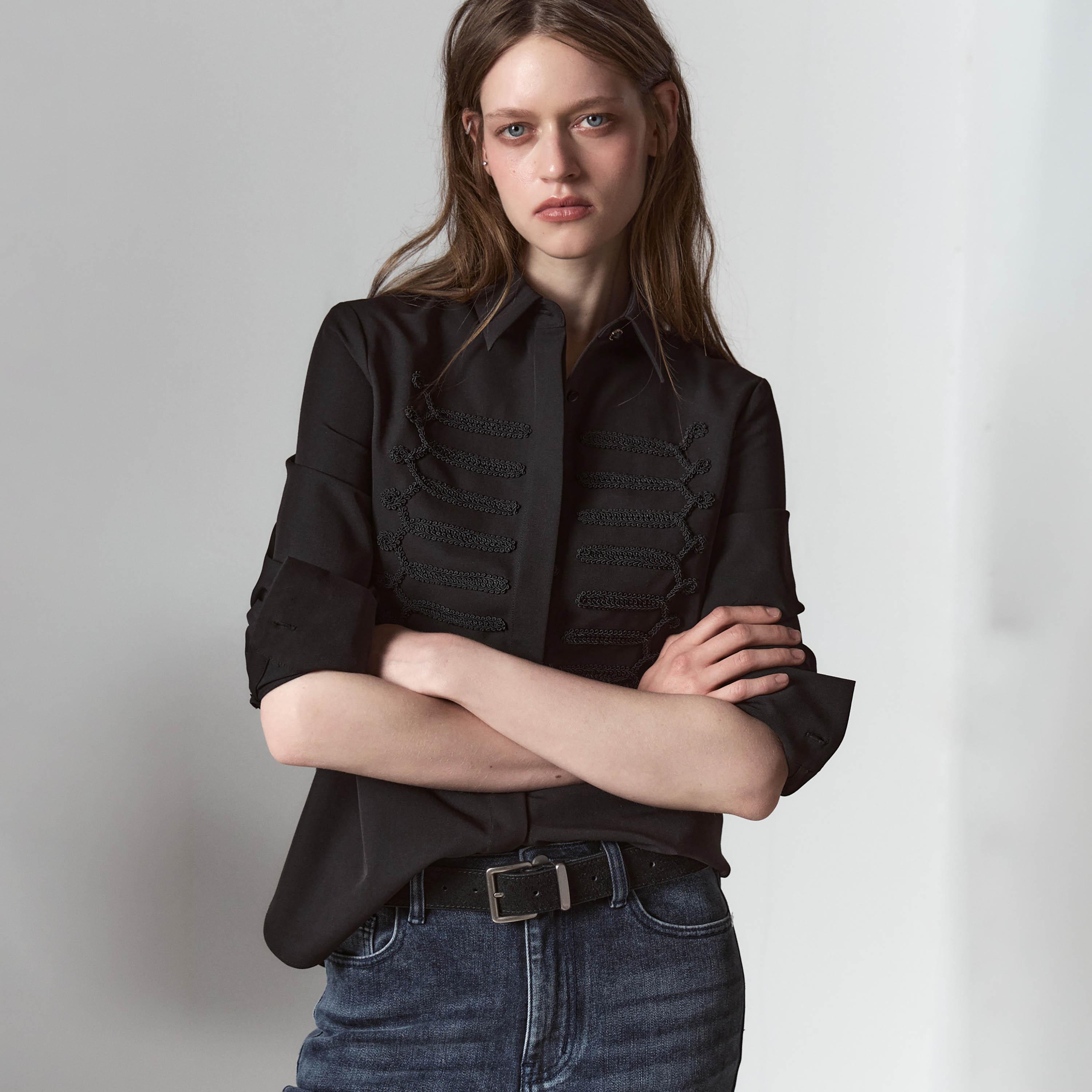قميص حريمي أسود مطرز بياقة مدببة من ليتشي-women-clothing-shirtsandblouses-shirts-image-1