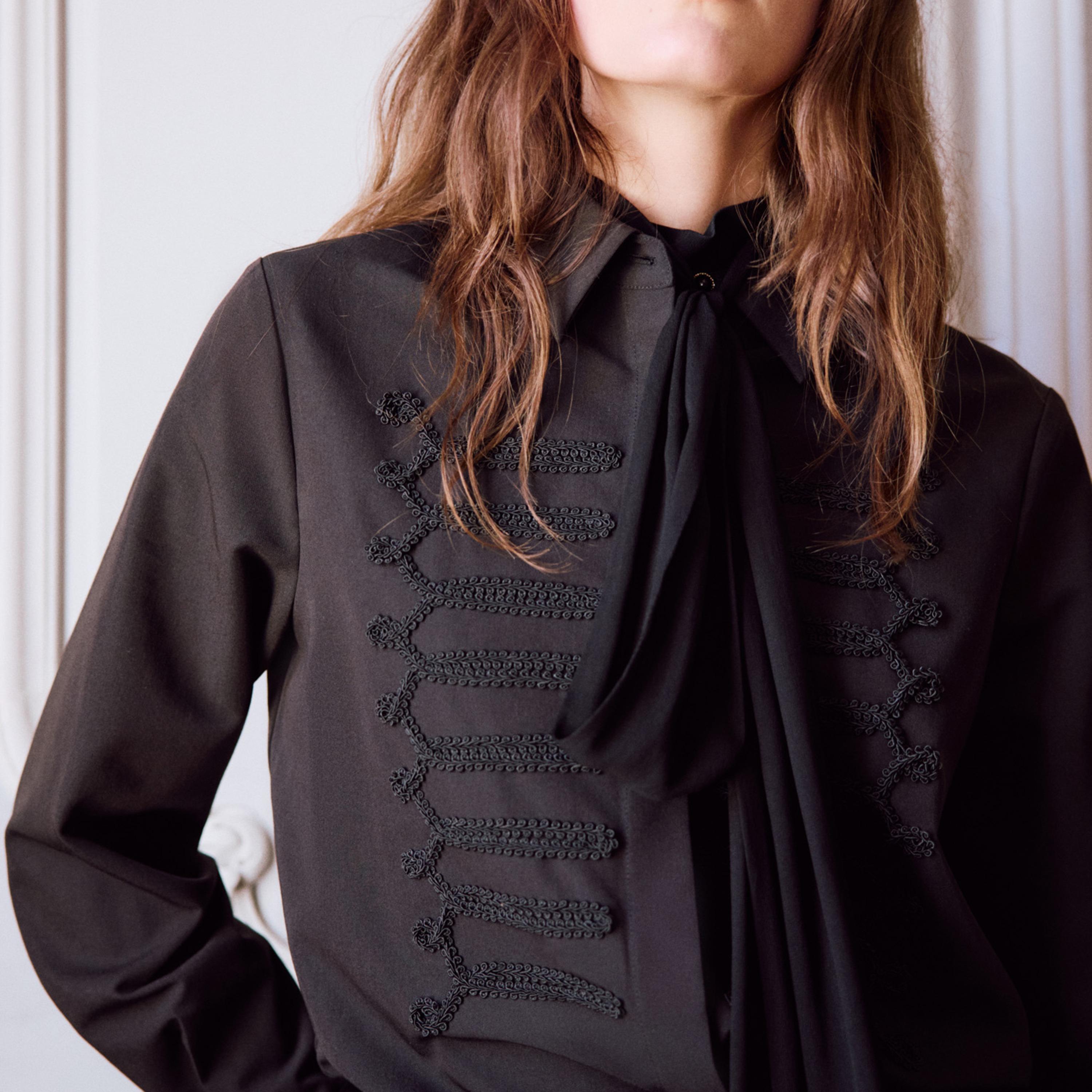 قميص حريمي أسود مطرز بياقة مدببة من ليتشي-women-clothing-shirtsandblouses-shirts-image-4