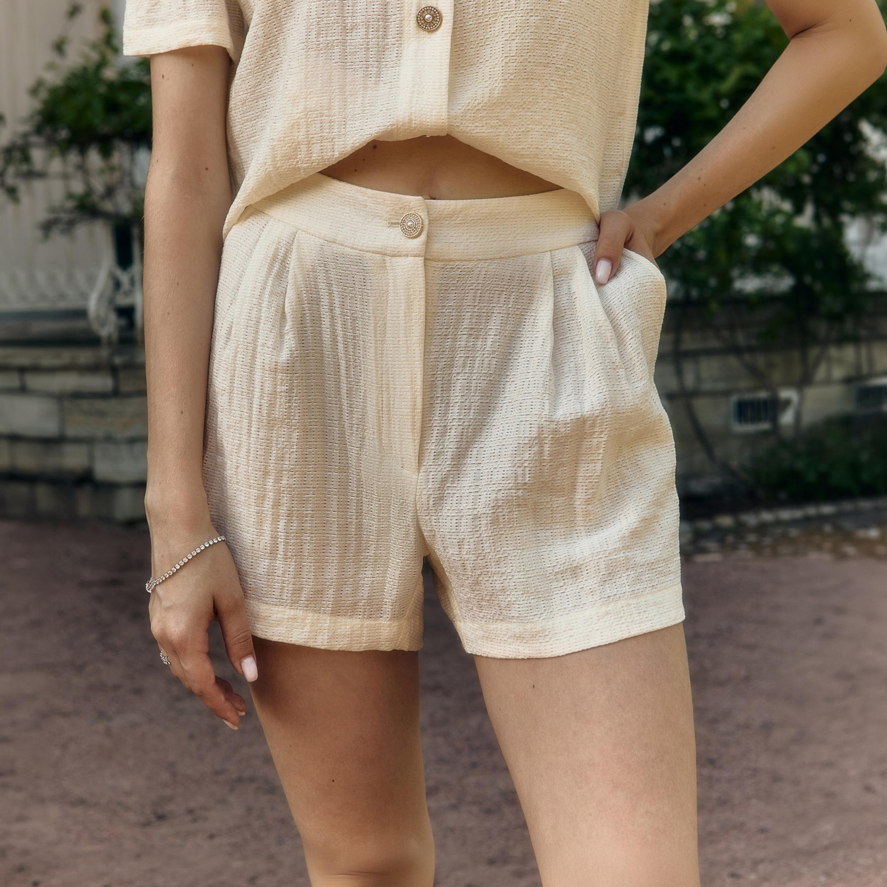 شورت كريمي للنساء من ليتشي-women-clothing-bottoms-shorts-image-1