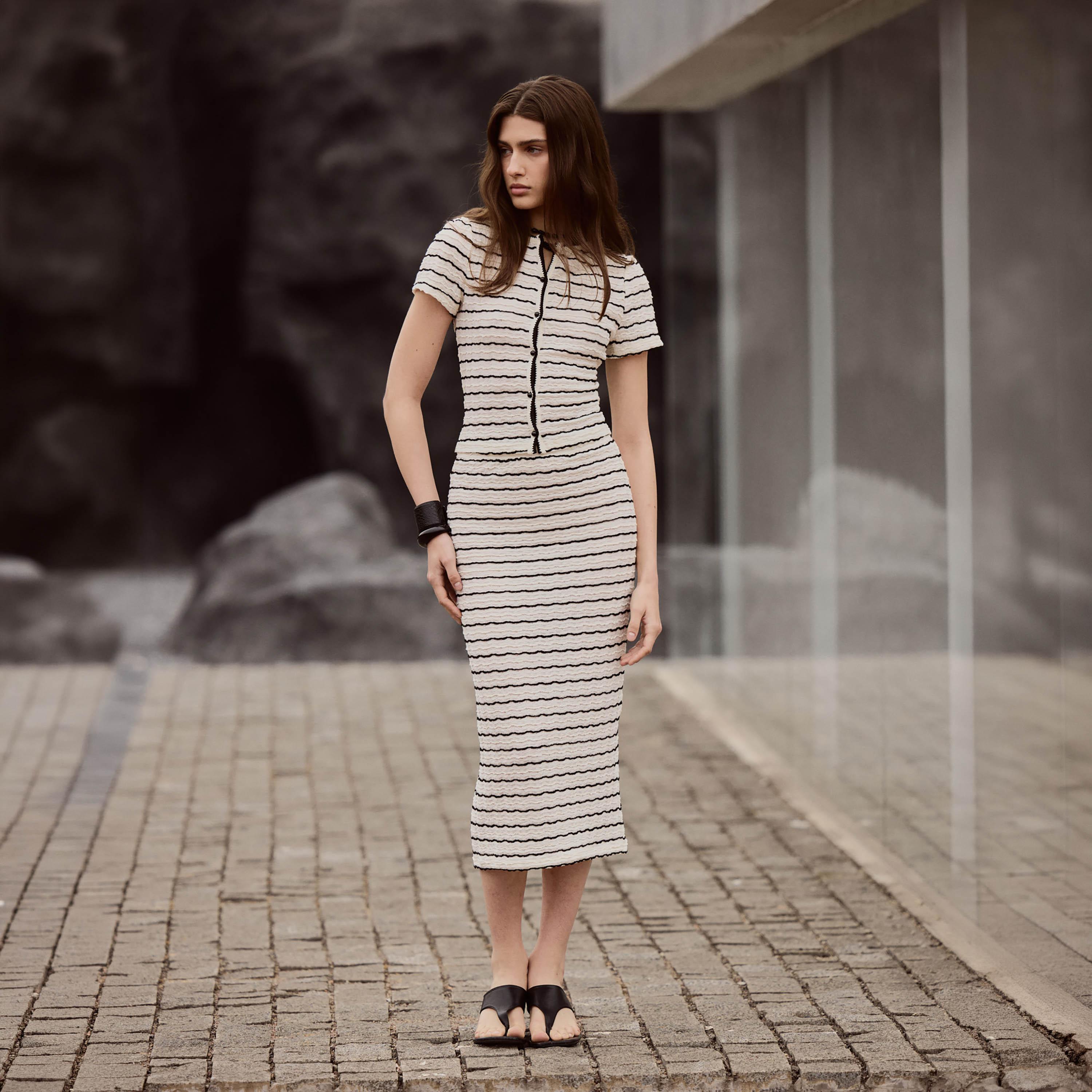 تنورة ميدي بينسل جيرسي بخطوط بارزة باللون الأبيض من ليتشي-women-clothing-bottoms-skirts-image-3