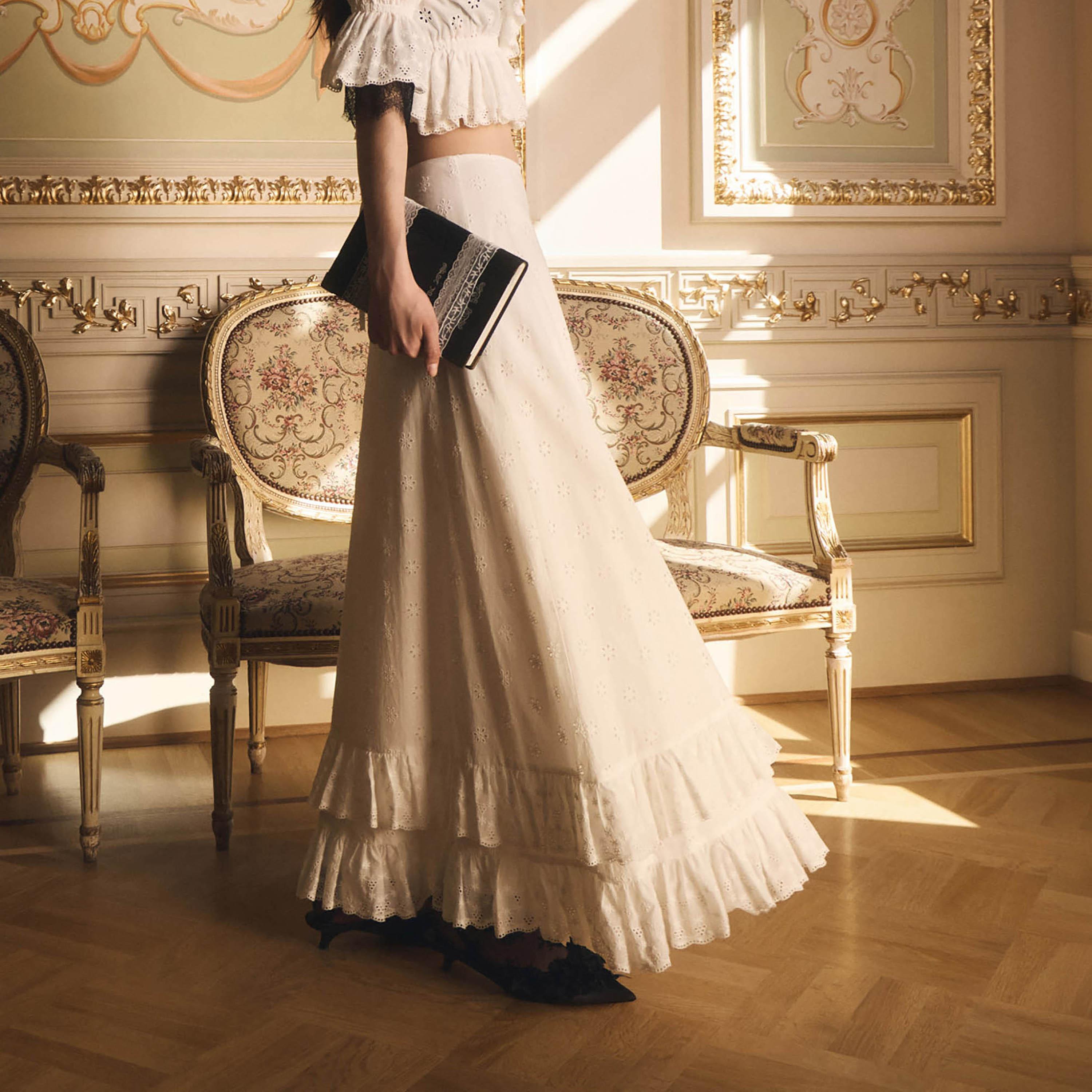 تنورة ماكسي كلوش قطن مطرزة بشيفلي باللون الأبيض من ليتشي-women-clothing-bottoms-skirts-image-3