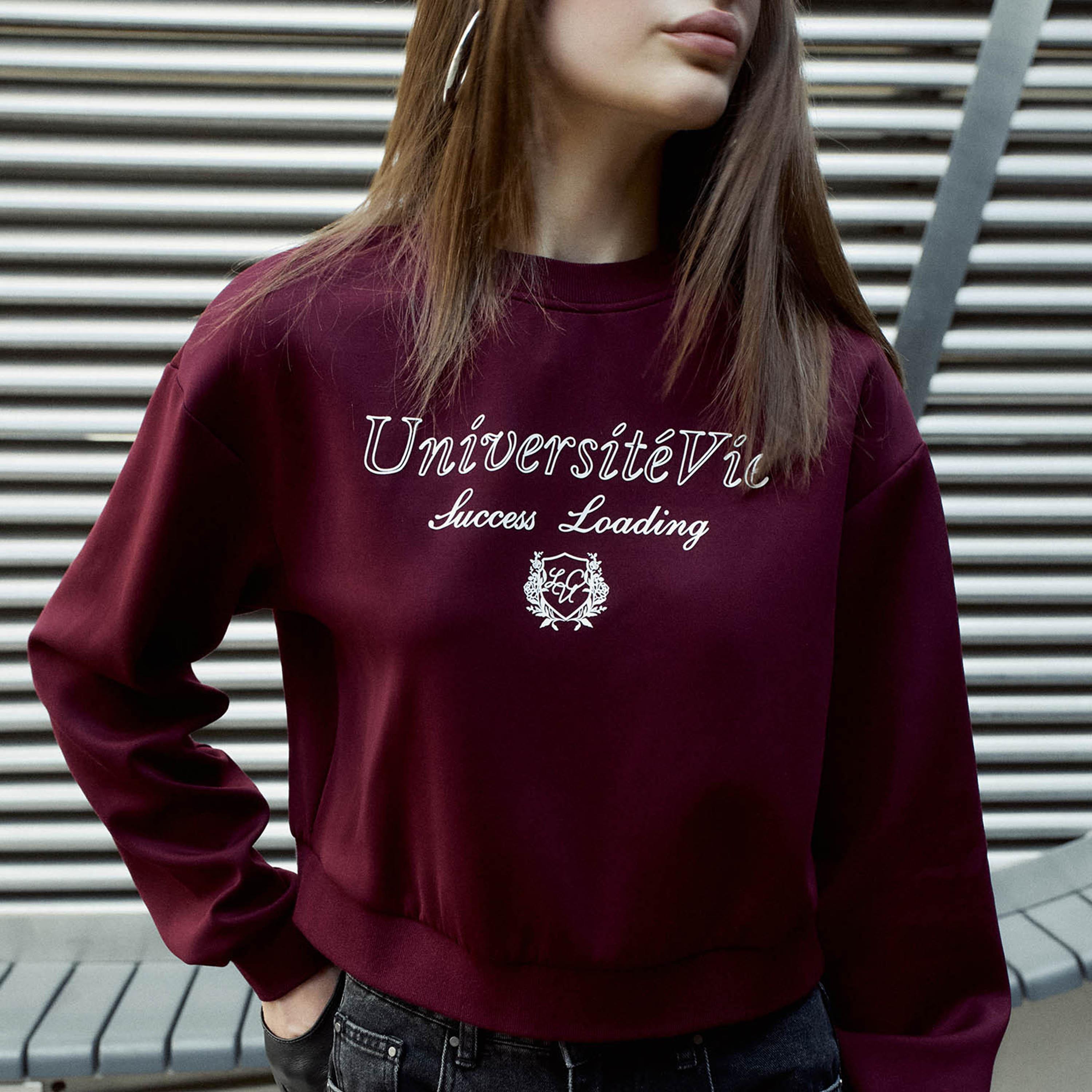 سويت شيرت حريمي بطبعة حروف وأكمام مسدلة باللون العنابي من ليتشي-women-clothing-hoodiesandsweatshirts-sweatshirts-image-4