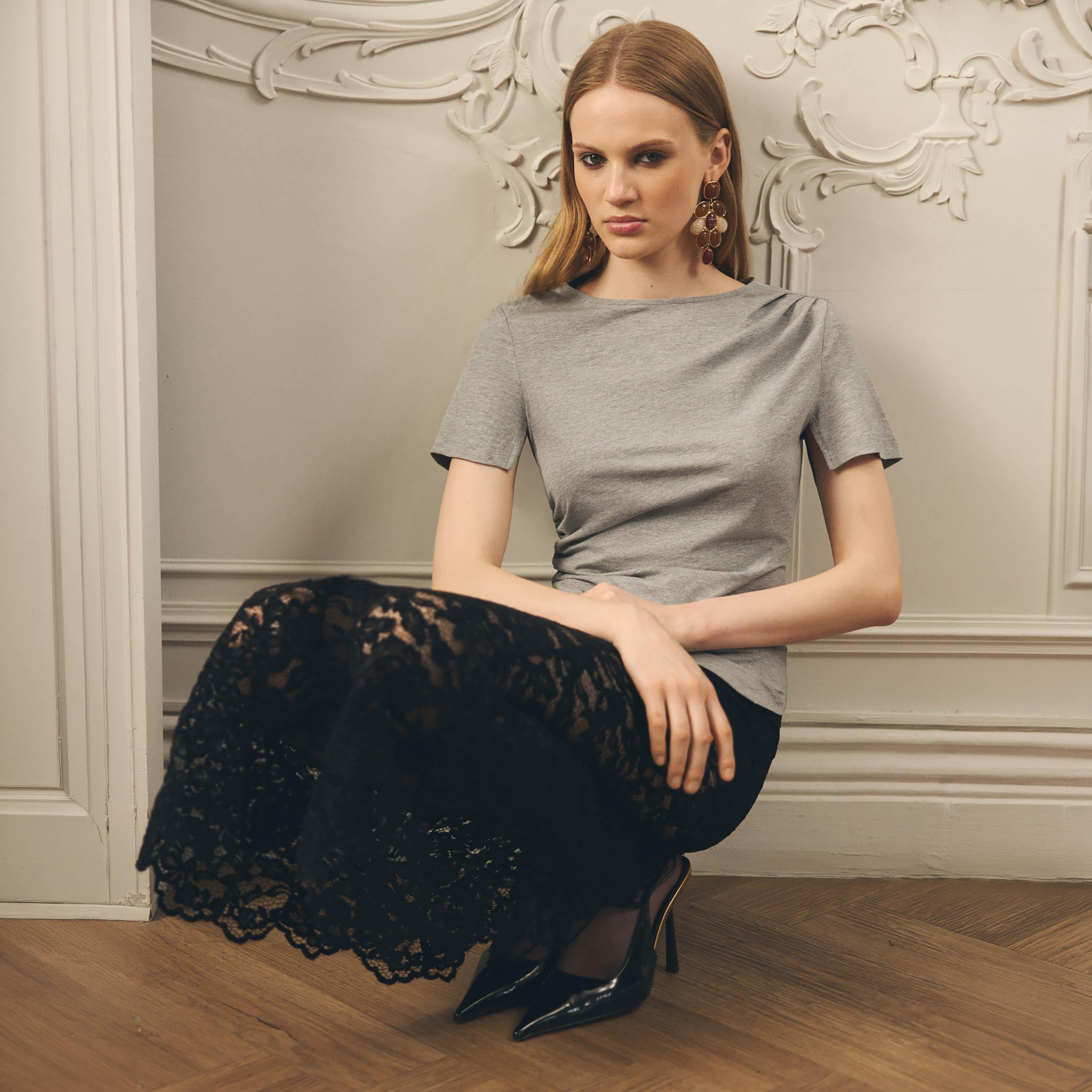 بلوزة نسائية بفتحة رقبة غير متماثلة وأكمام قصيرة جداً (كاب) من ليتشي-women-clothing-shirtsandblouses-blouses-image-3