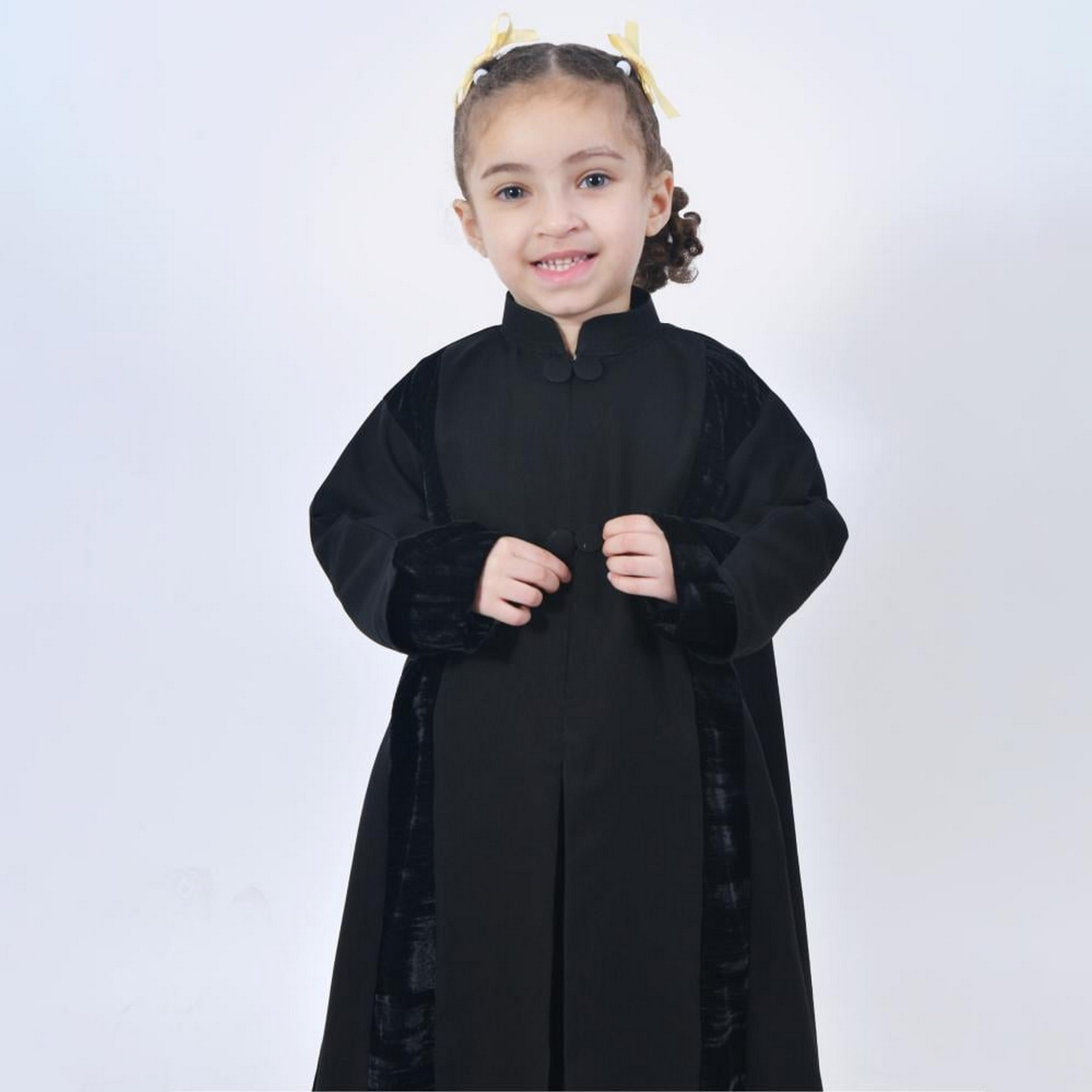 عباية لامها باللون الأسود مع ياقة ماندرين وأكمام من الكريب للفتيات مع حجاب-girls-arabicclothing-abayas-image-5