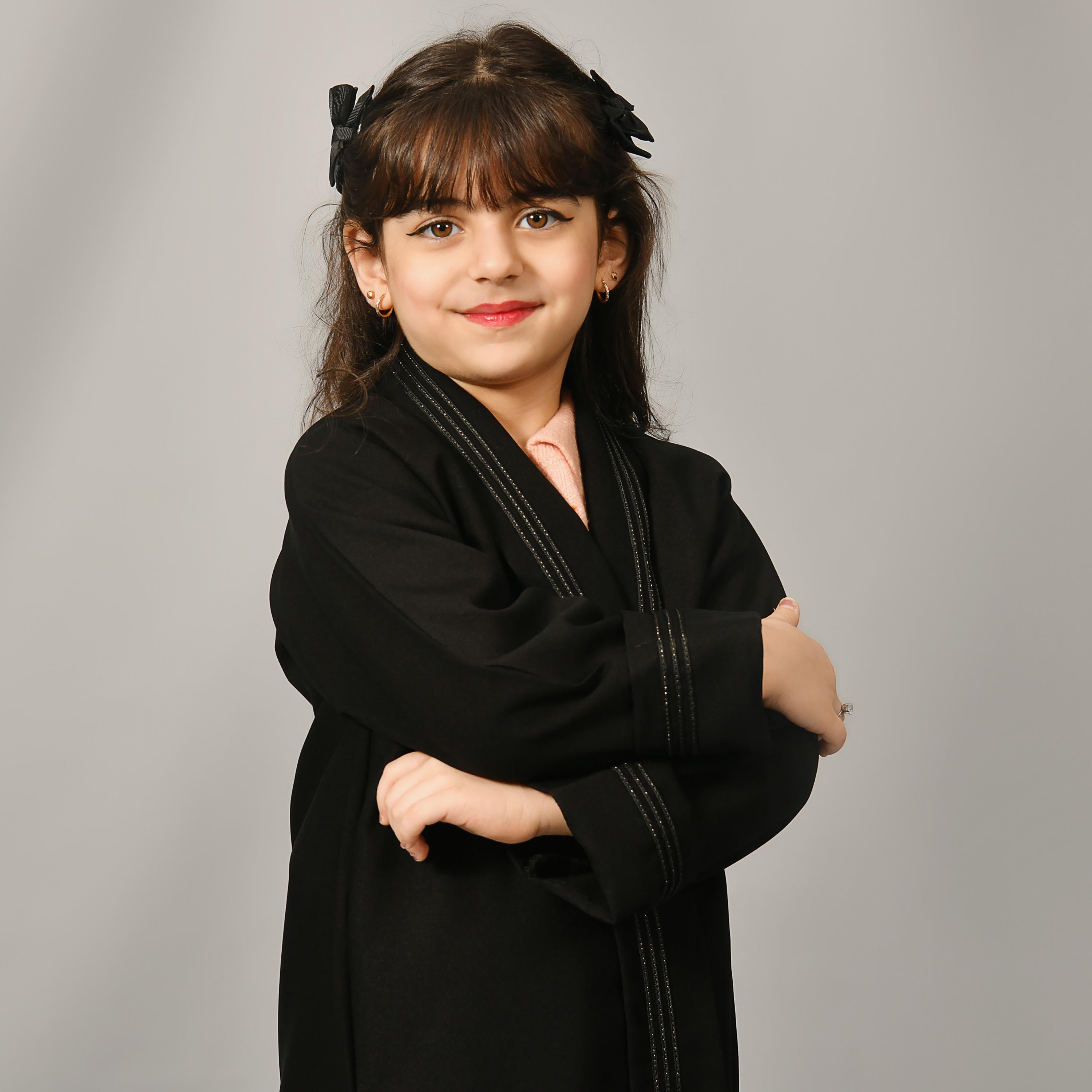 عباية للبنات من الكتان بأكمام واسعة ومزينة بأحجار الراين باللون الأسود من حوراء-girls-arabicclothing-abayas-image-2