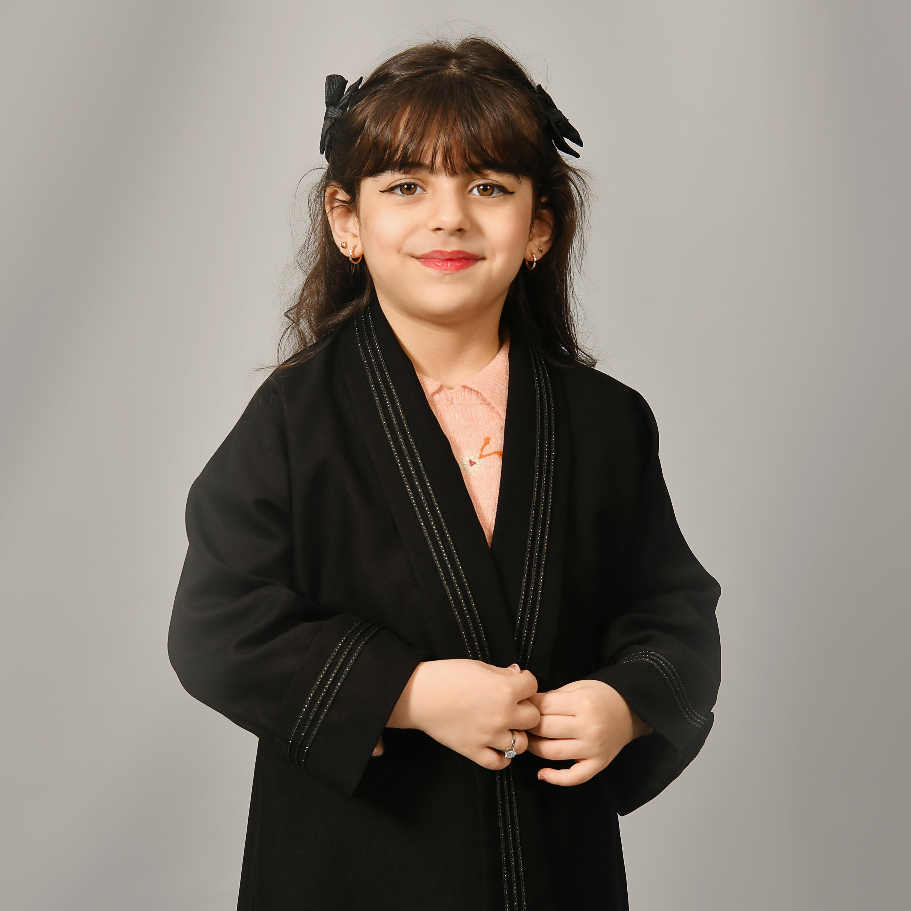 عباية للبنات من الكتان بأكمام واسعة ومزينة بأحجار الراين باللون الأسود من حوراء-girls-arabicclothing-abayas-image-3