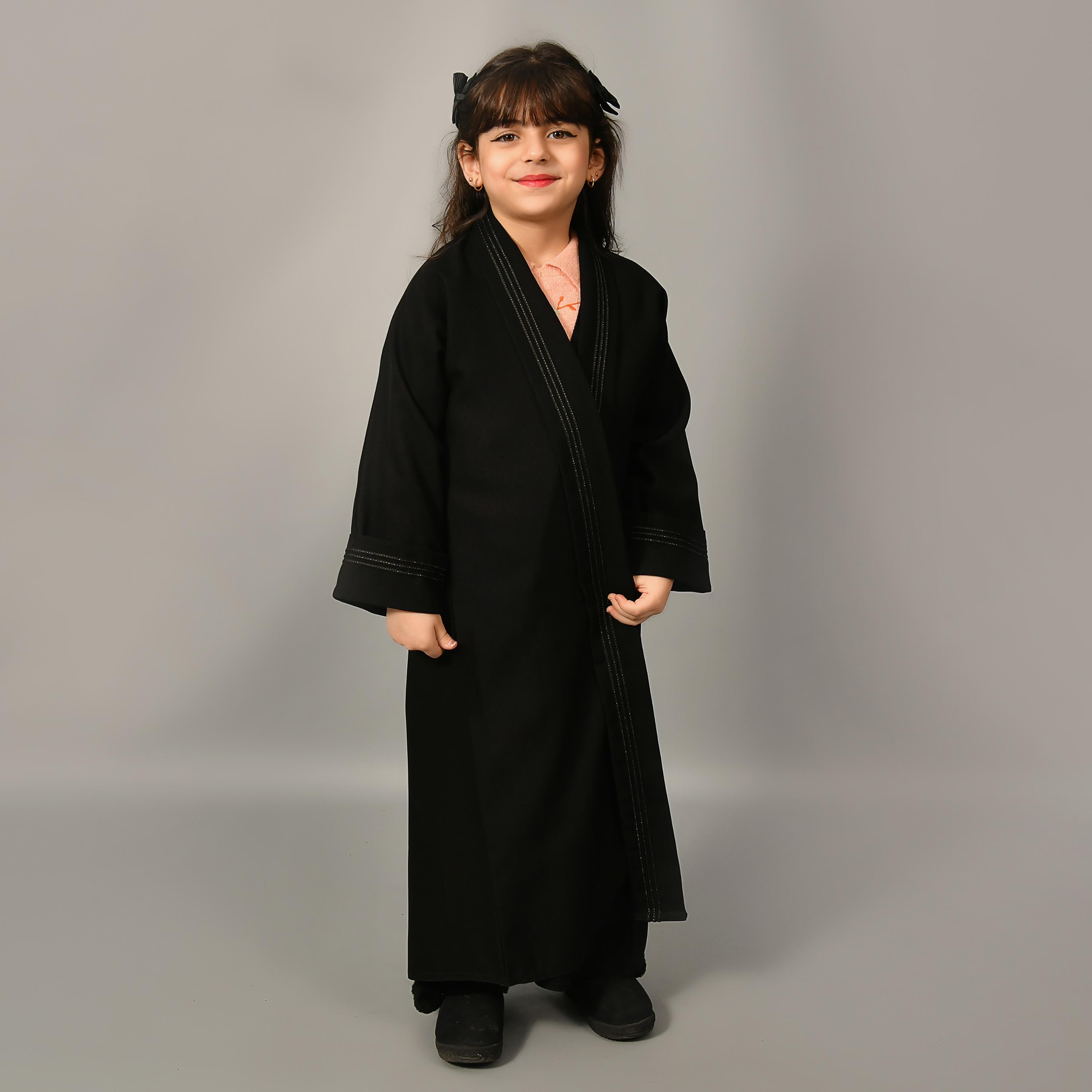 عباية للبنات من الكتان بأكمام واسعة ومزينة بأحجار الراين باللون الأسود من حوراء-girls-arabicclothing-abayas-image-4