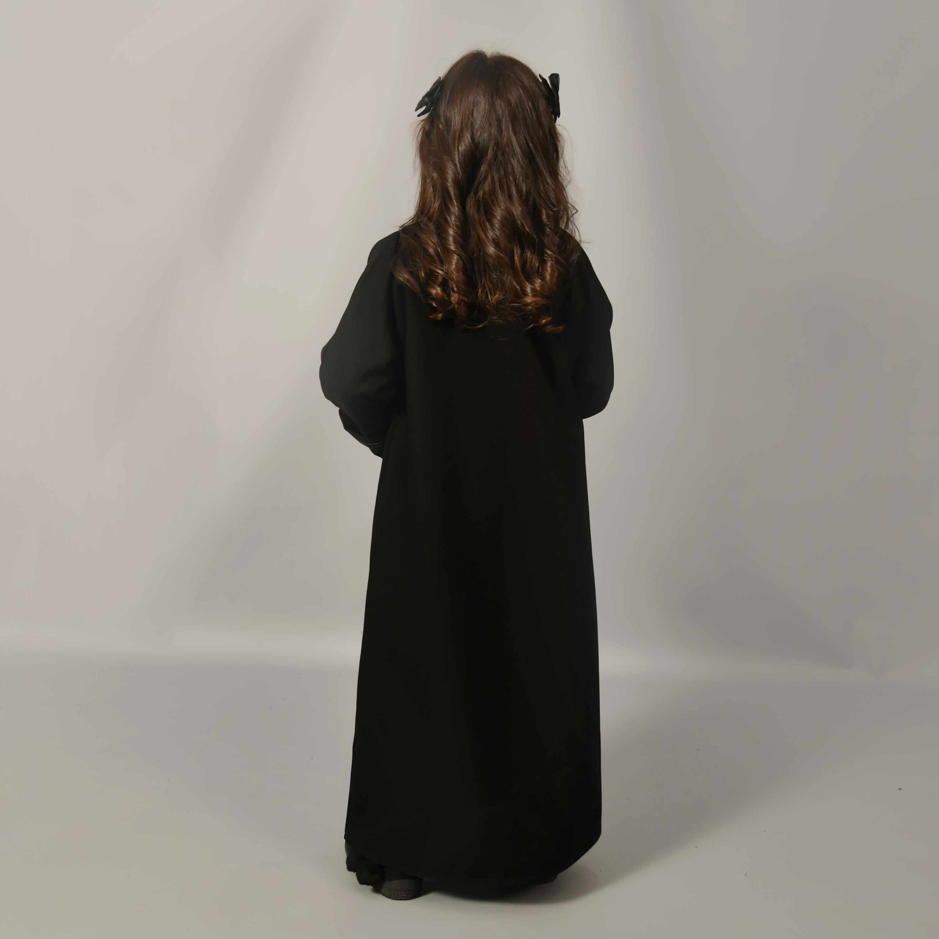 عباية للبنات من الكتان بأكمام واسعة ومزينة بأحجار الراين باللون الأسود من حوراء-girls-arabicclothing-abayas-image-5