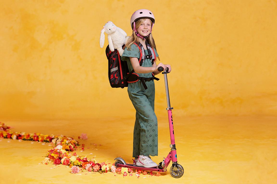 Le must pour les petits: des jouets dans leur panier de Pâques