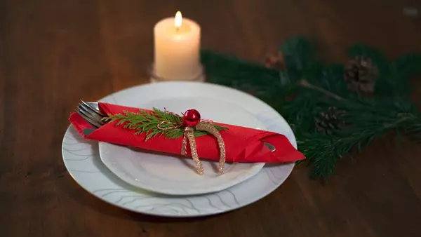 Des serviettes pour la table de Noël: le tutoriel en vidéo