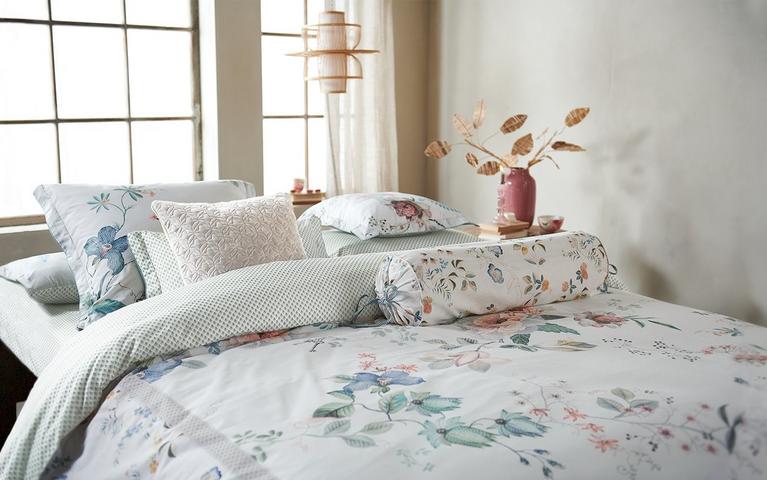 Linge de lit avec motifs floraux