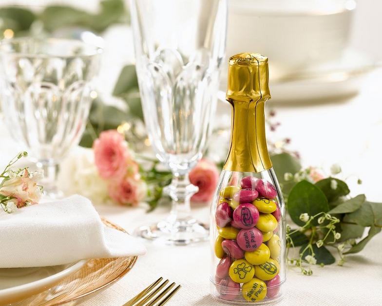 detalles M&M'S rosas y amarillos en un servicio de mesa