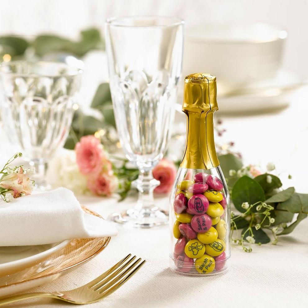 roze en gele M&M’S gastenbedankjes op een tafelschikking