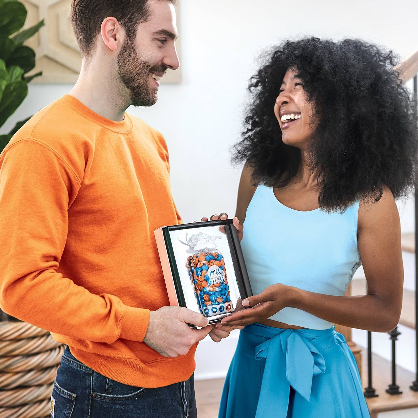 due amici con scrigno Chic M&M'S