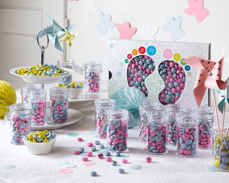 gastenbedankjes met roze en blauwe M&M’S voor een doopfeest