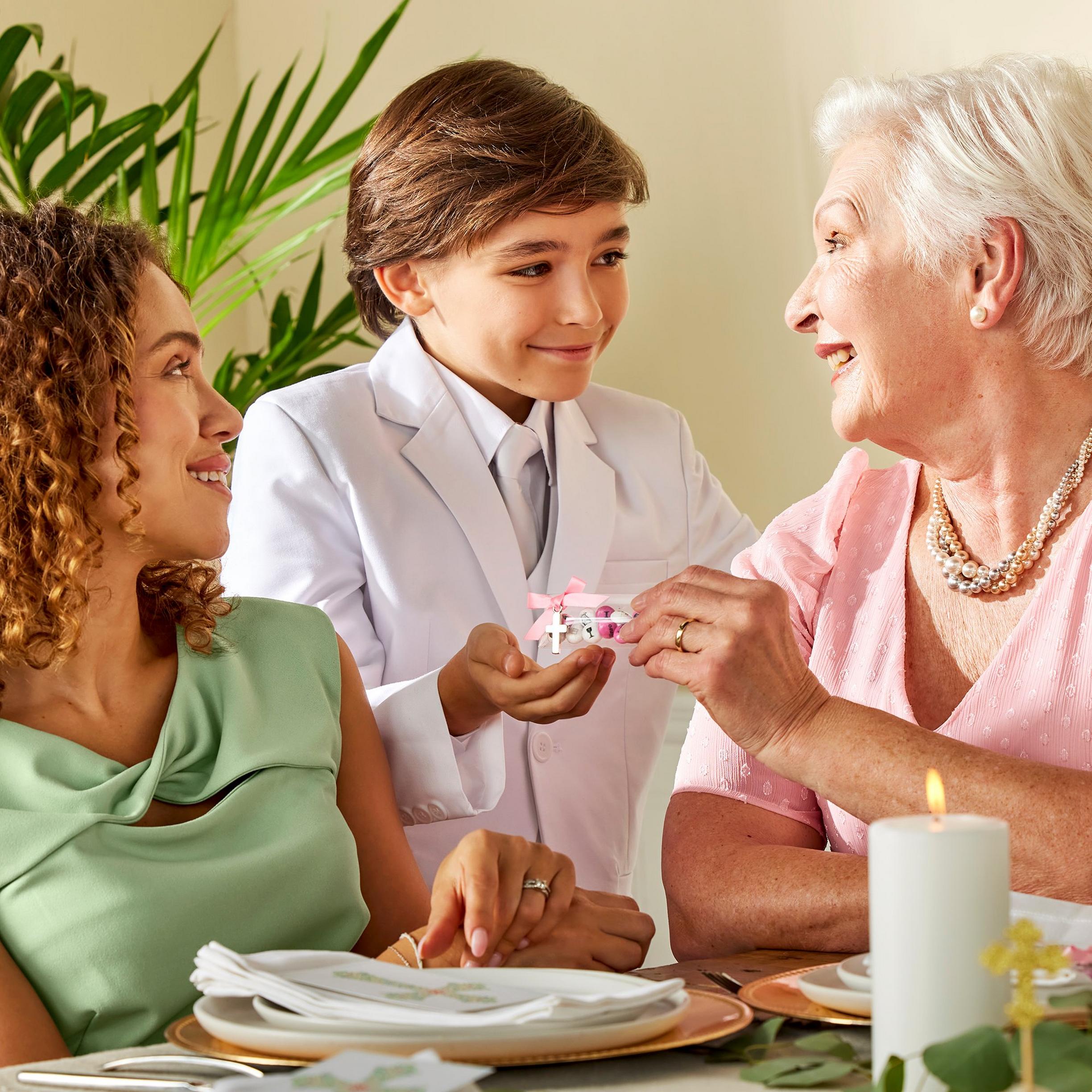 madre, hijo y abuela con decoración de mesa M&M'S® comunión